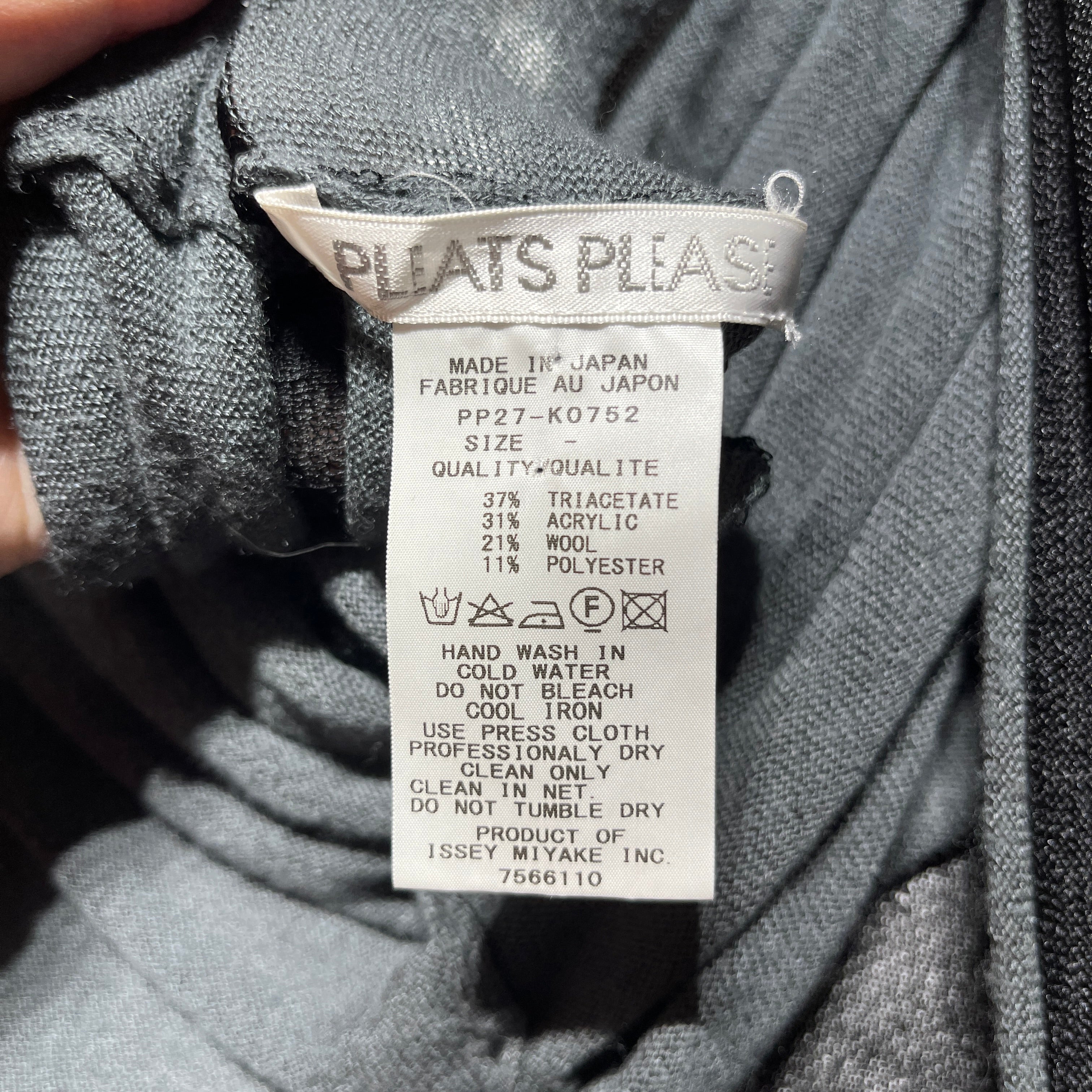 PLEATS PLEASE ISSEY MIYAKE/Cardigan/GRY/BLK CARDIGAN view 3