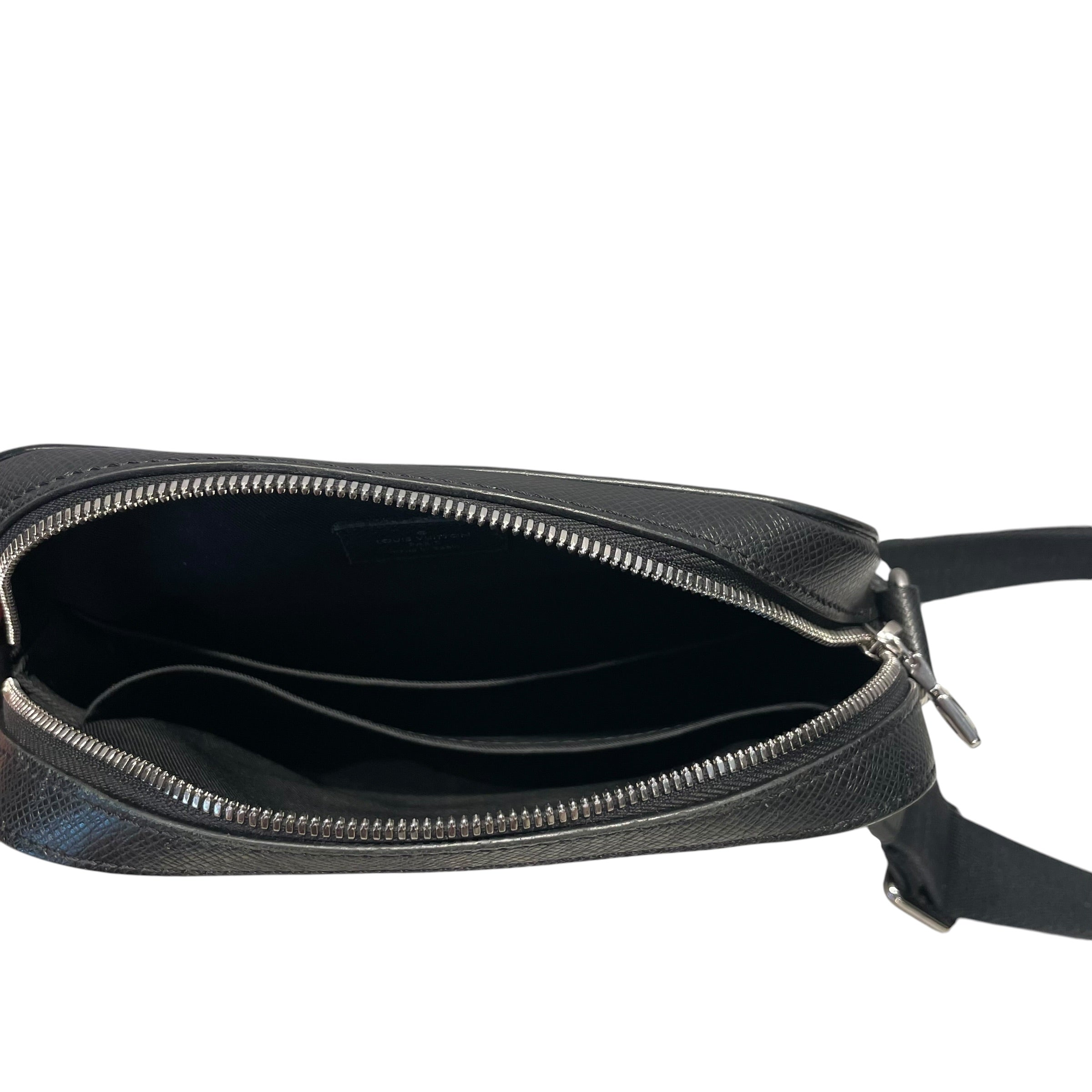 LOUIS VUITTON/Cross Body Bag/Leather/BLK/anton messenger pm view 4