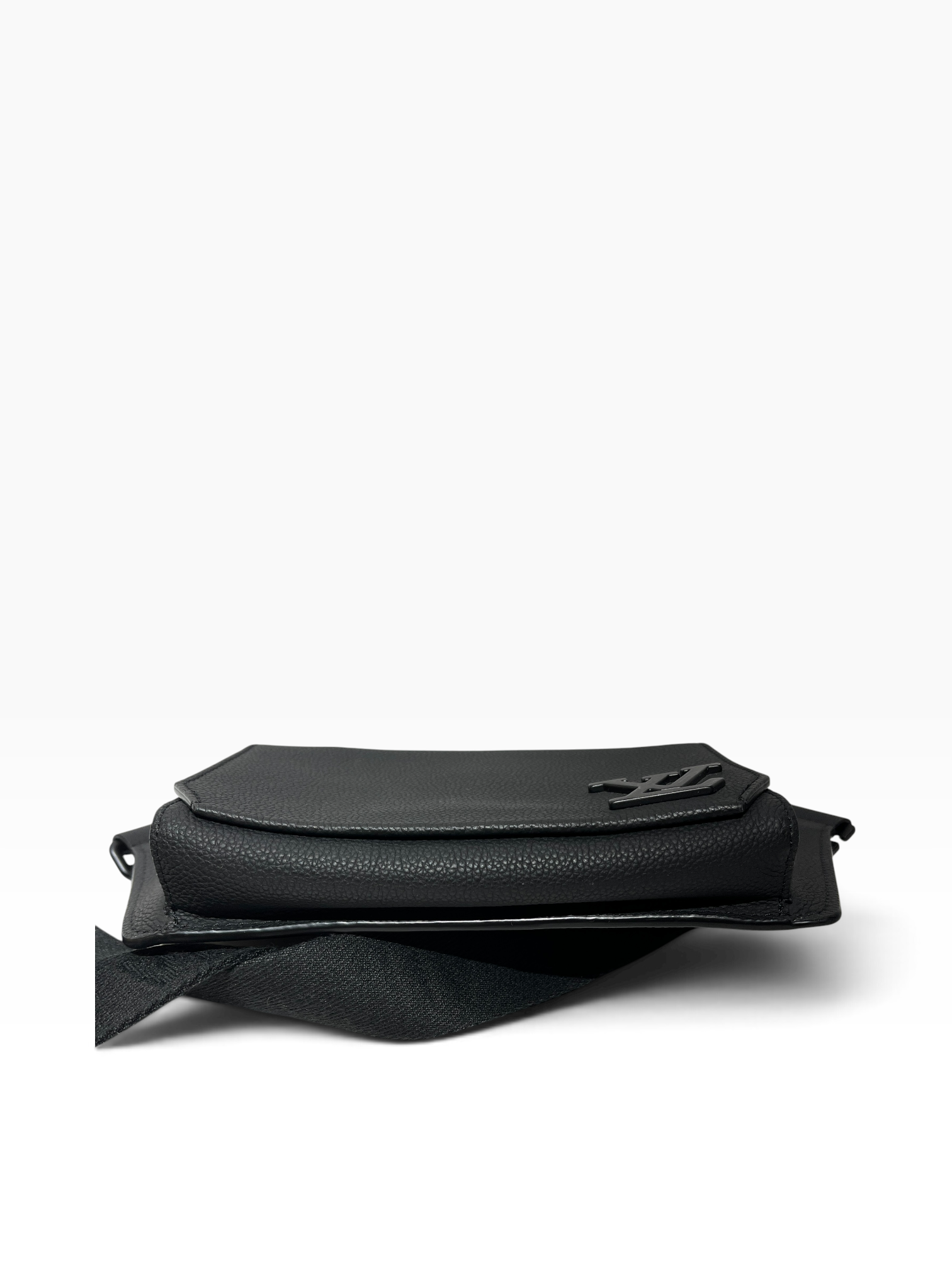 LOUIS VUITTON/Cross Body Bag/Leather/BLK/grained calf aerogram takeoff view 3