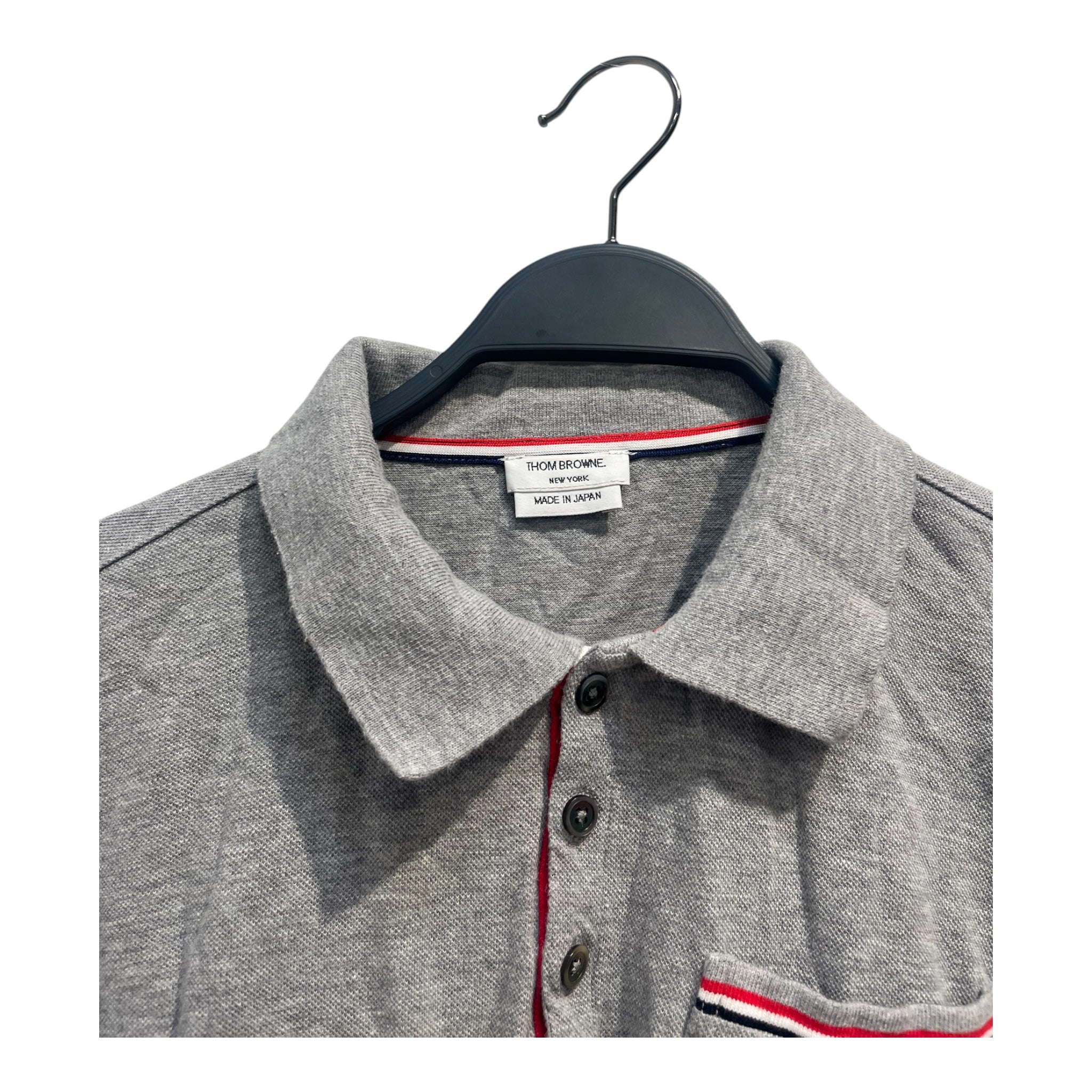 THOM BROWNE. NEW YORK/Polo, Rugby/2/Cotton/GRY/pocket ss 5 buttons view 3