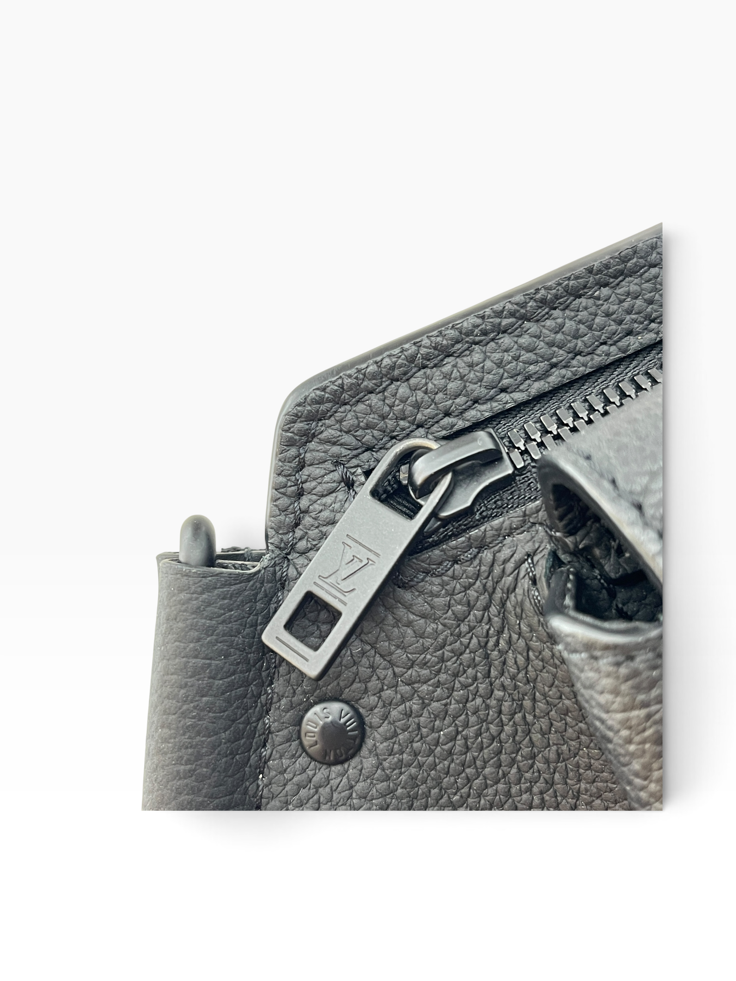 LOUIS VUITTON/Cross Body Bag/Leather/BLK/grained calf aerogram takeoff view 5
