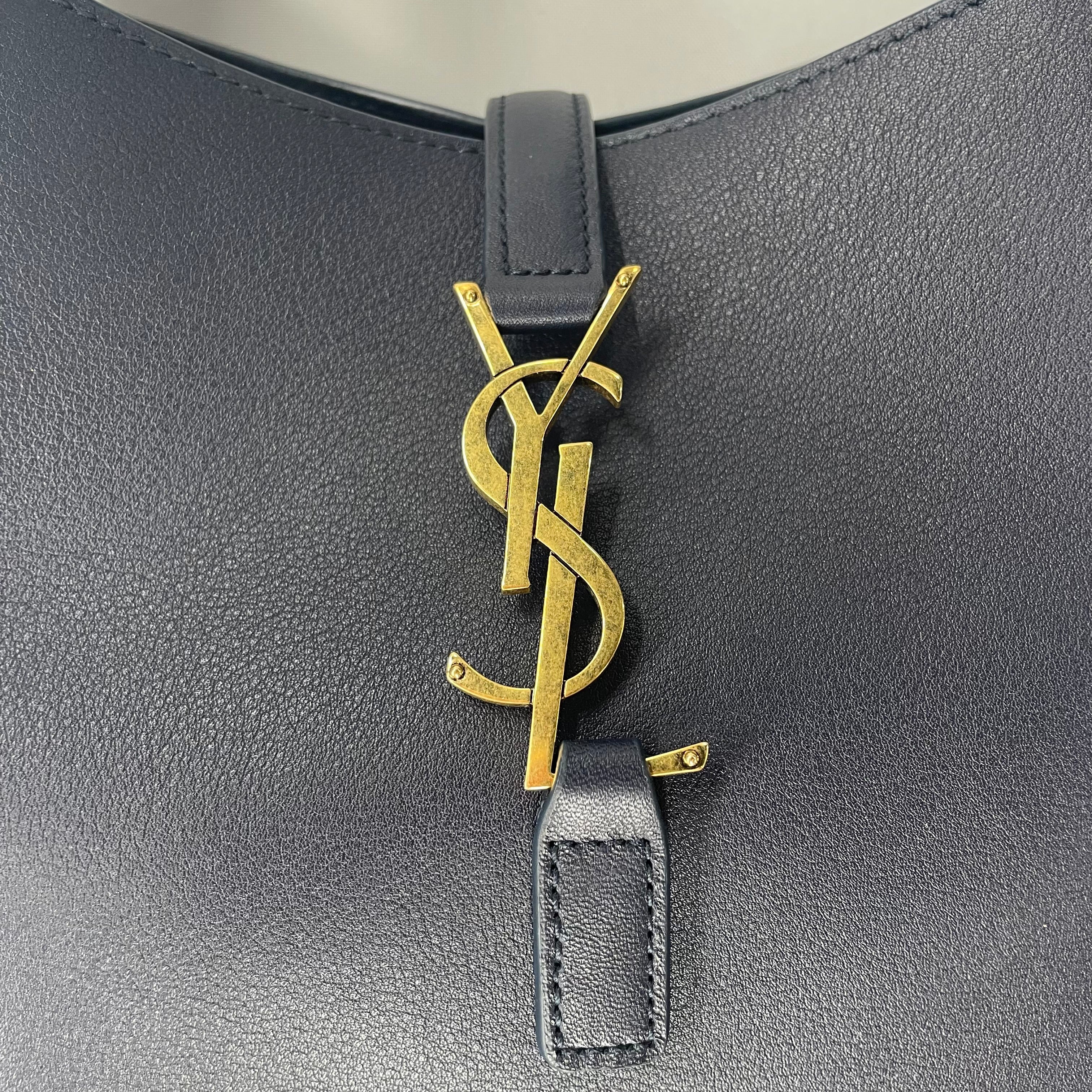 YVES SAINT LAURENT/Hand Bag/Leather/NVY/LE 5 A 7 LOGO CLOSURE HARDWARE view 6