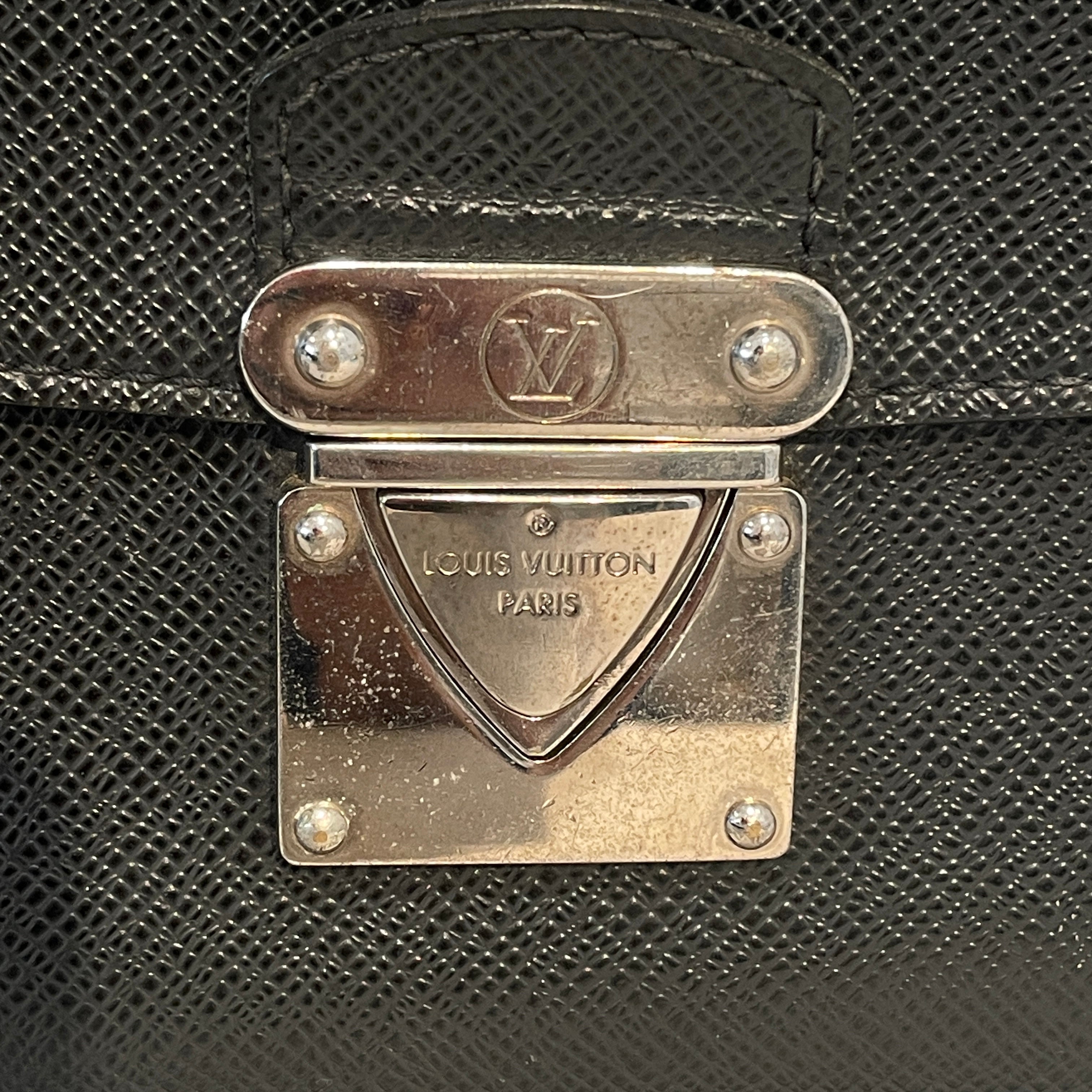 LOUIS VUITTON/Hand Bag/Leather/BLK/Taiga Belaia Clutch view 5