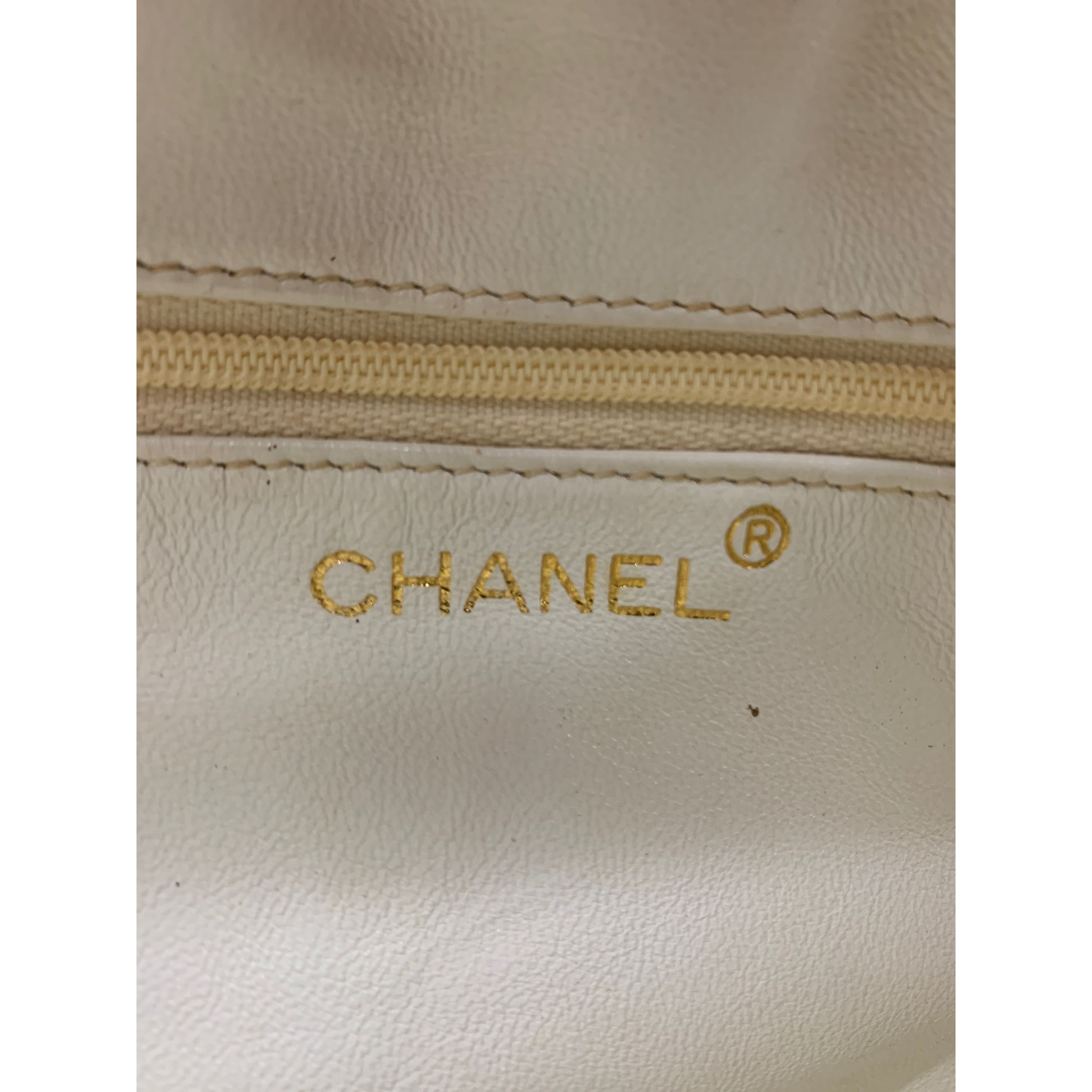 CHANEL/Cross Body Bag/Leather/White/ﾏﾄﾗｯｾ top turn lock view 5