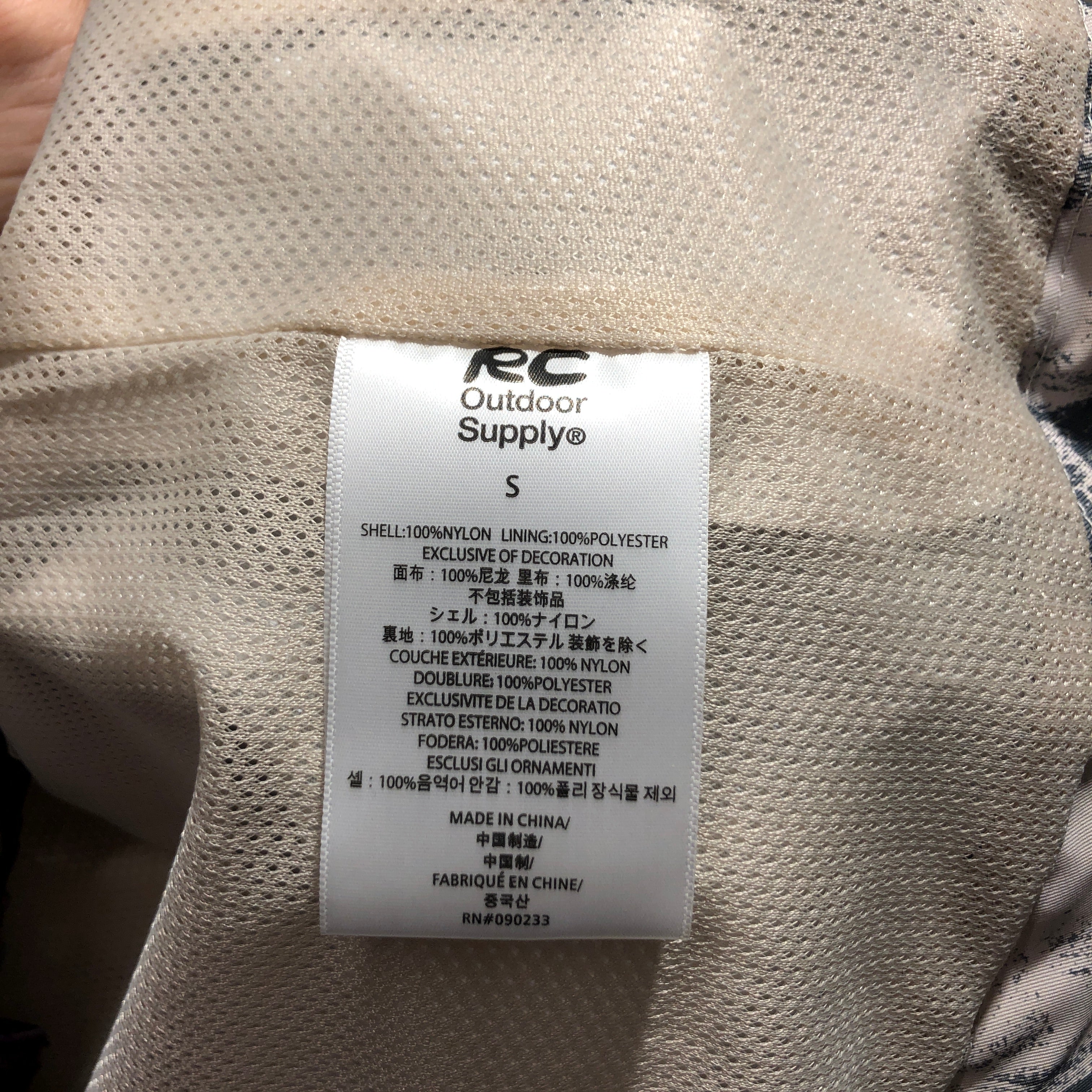 RC Outdoor Supply/Windbreaker/S/Nylon/CRM/All Over Print/green "paint marks" no hood view 3