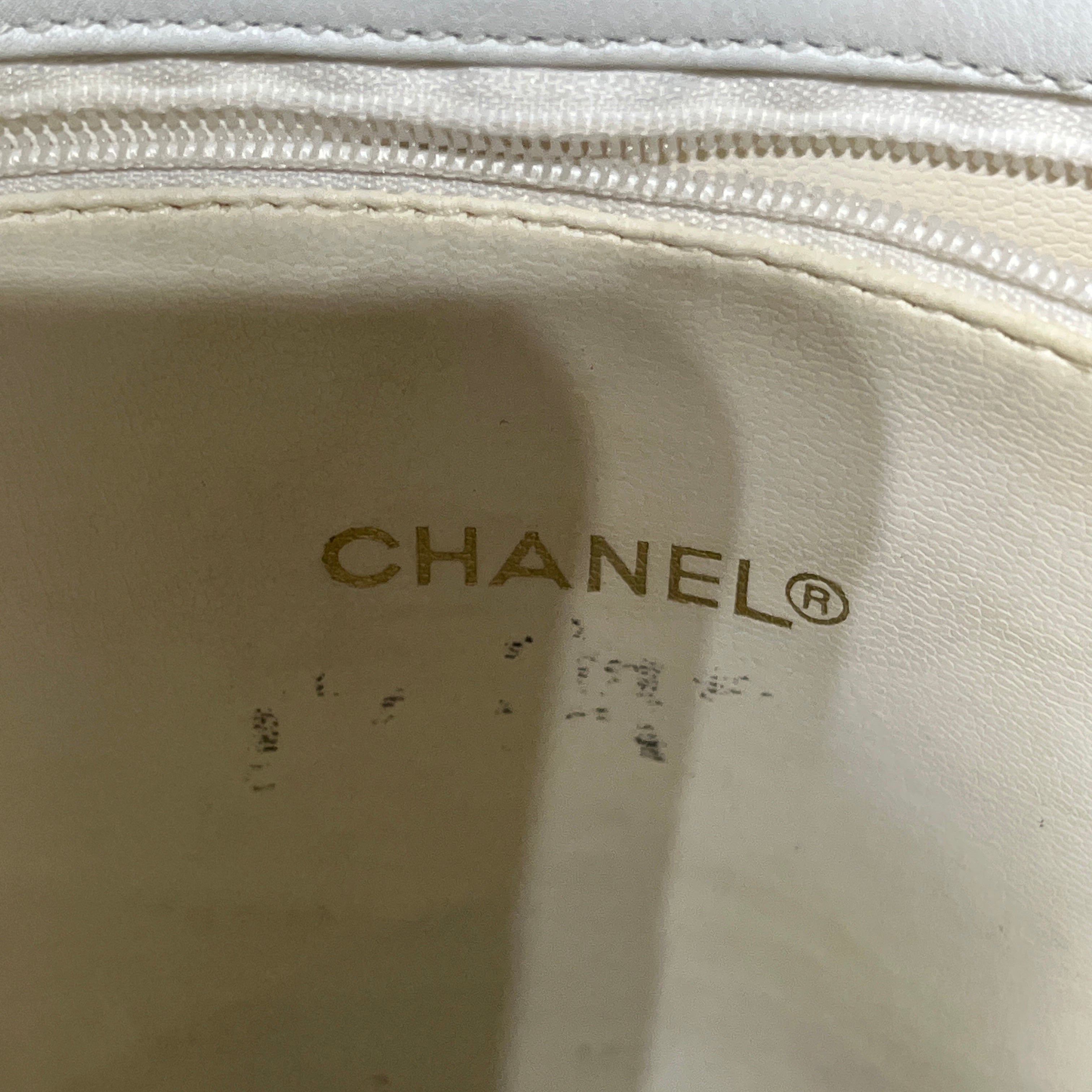 CHANEL/Cross Body Bag/Leather/WHT/quilted cc chain shoulder bag view 4