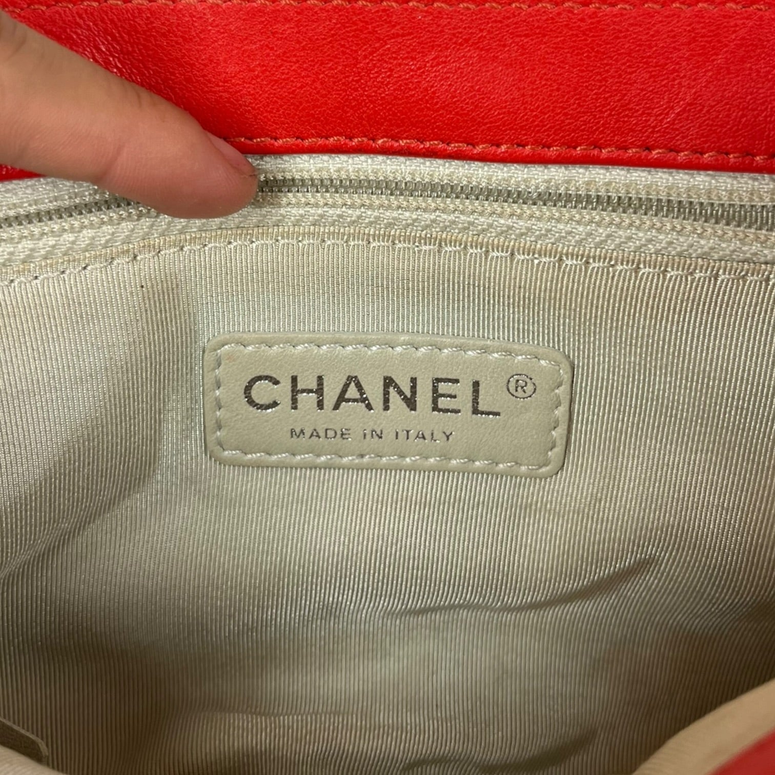 CHANEL/Bag/Leather/RED/CHAIN AROUND FLAP view 3