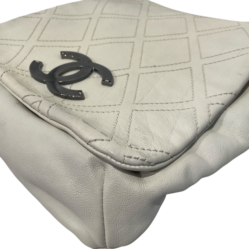 CHANEL/Cross Body Bag/Leather/WHT/CLASSIC FLAP