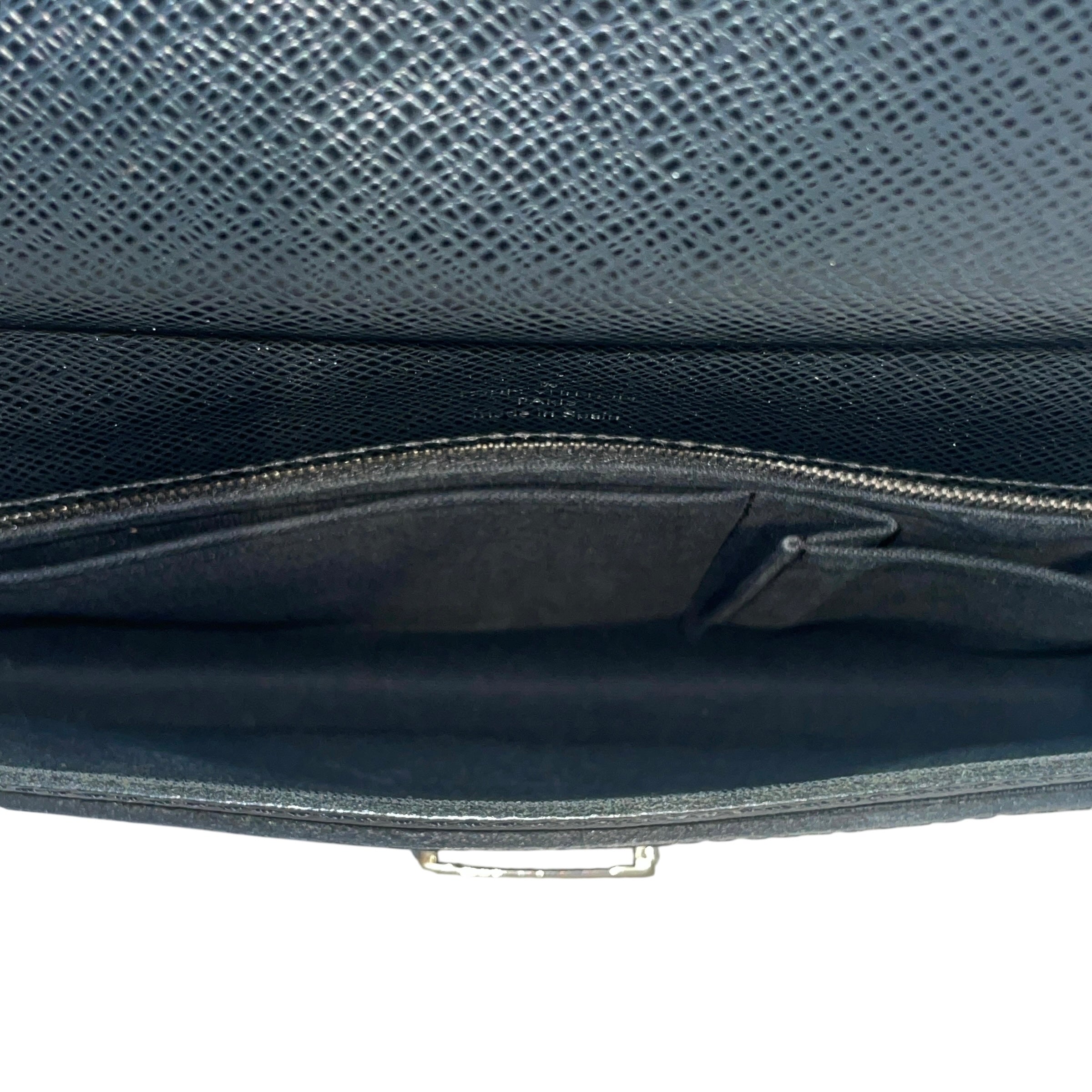 LOUIS VUITTON/Hand Bag/Leather/BLK/Taiga Belaia Clutch view 4