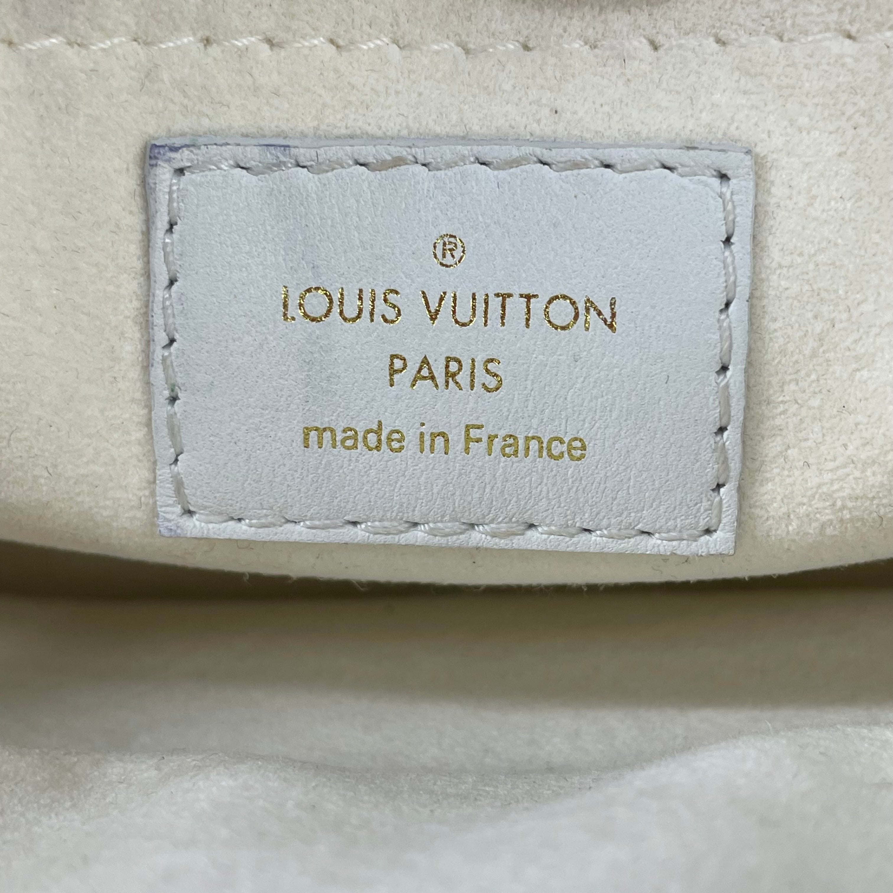 LOUIS VUITTON/Cross Body Bag/Leather/WHT/GLD HRDWR QUILTED WAVE CAMERA view 3