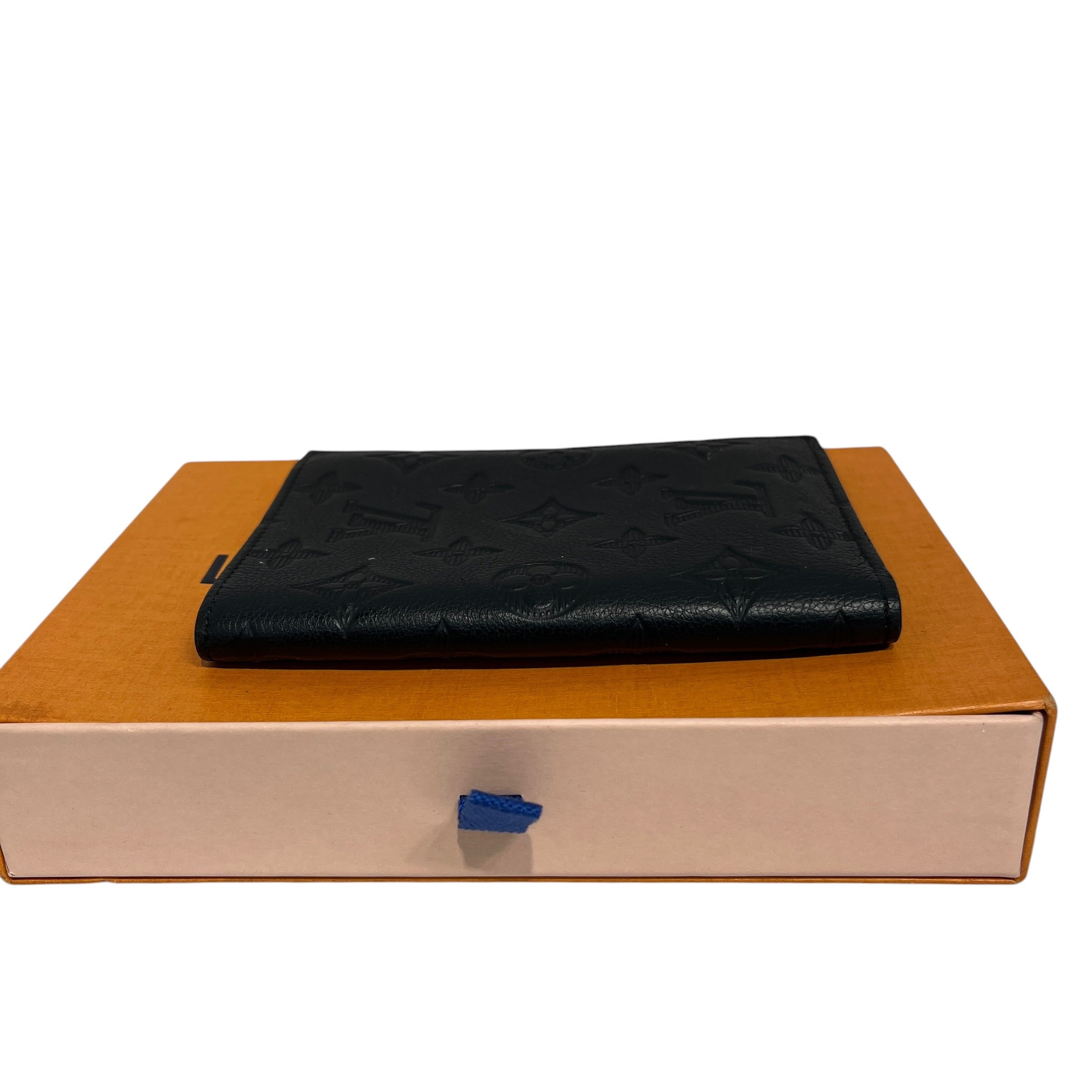 LOUIS VUITTON/Pass Case/Leather/BLK/L's/Embossed passport holder view 3