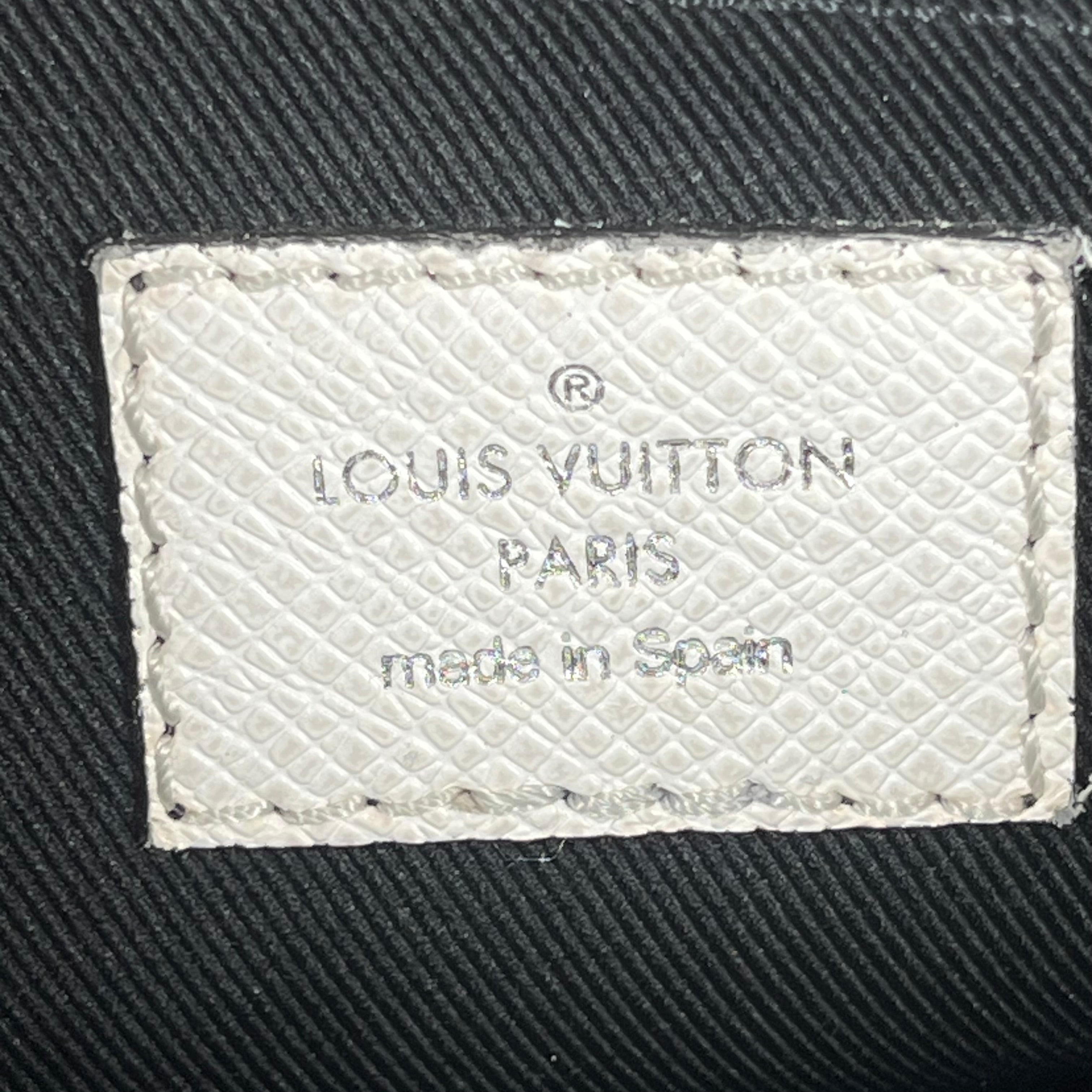 LOUIS VUITTON/Cross Body Bag/Monogram/Cowhide/WHT/TAIGA ALPHA MESSENGER BAG view 3