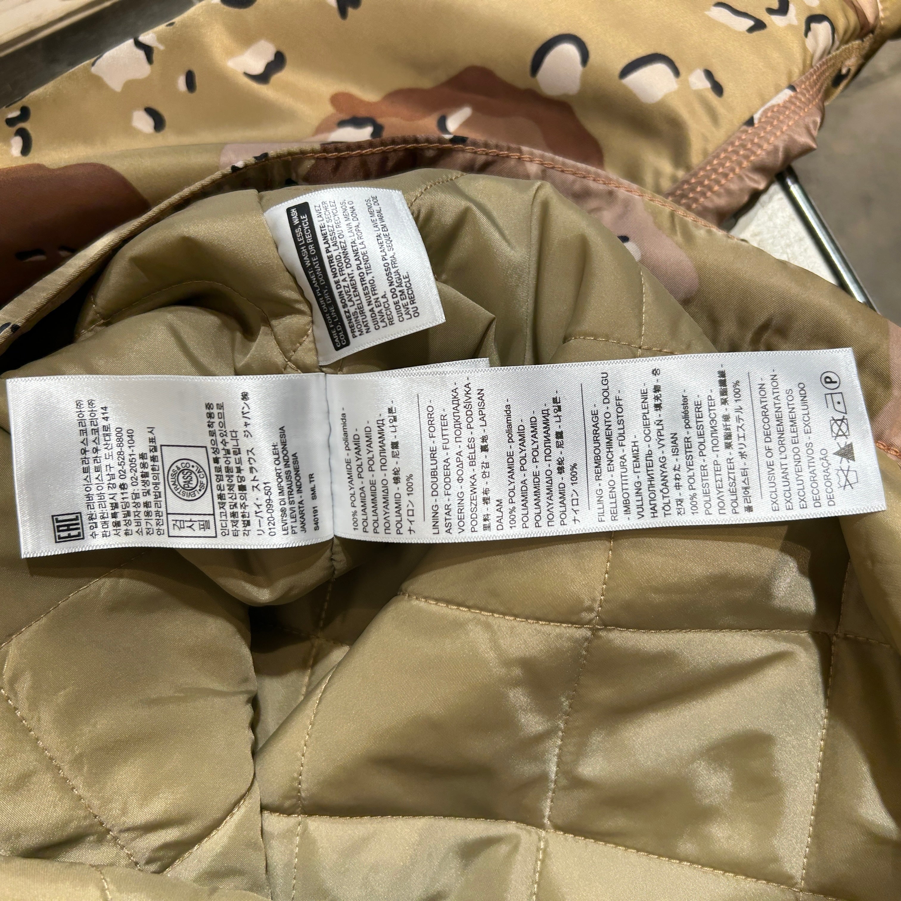Supreme/Levi's/Jacket/L/Nylon/KHK/Camouflage/dessert camo trucker jacket view 4