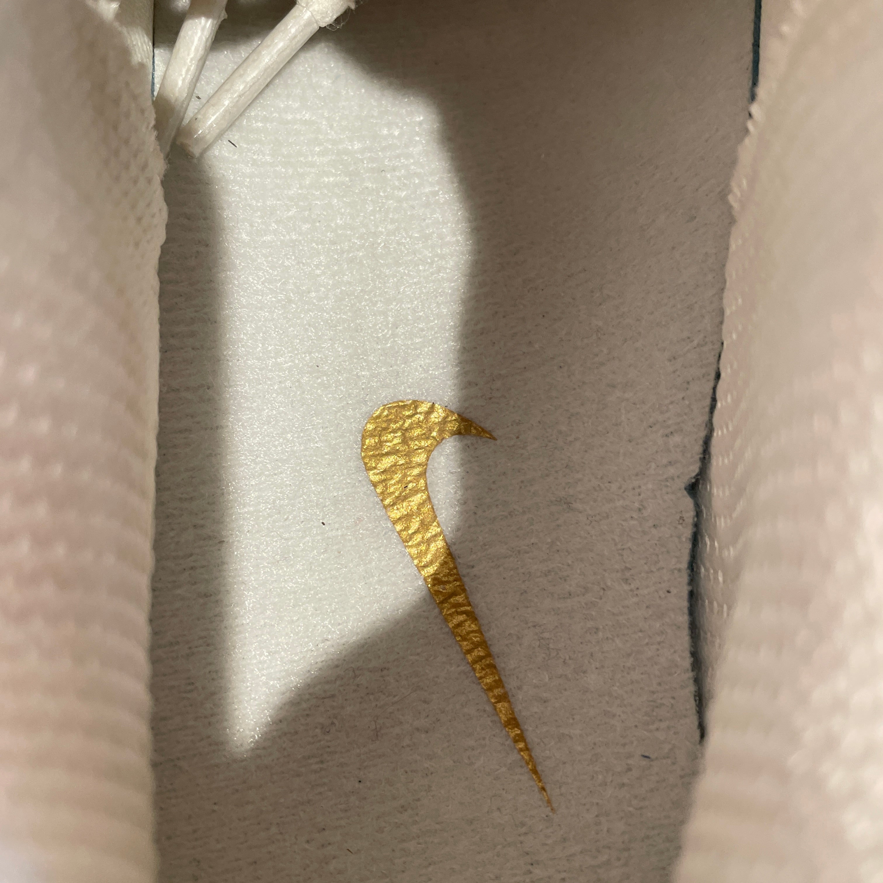 NIKE/Low-Sneakers/US 8.5/Leather/GLD/Shox R4 'Soft Pearl' view 3