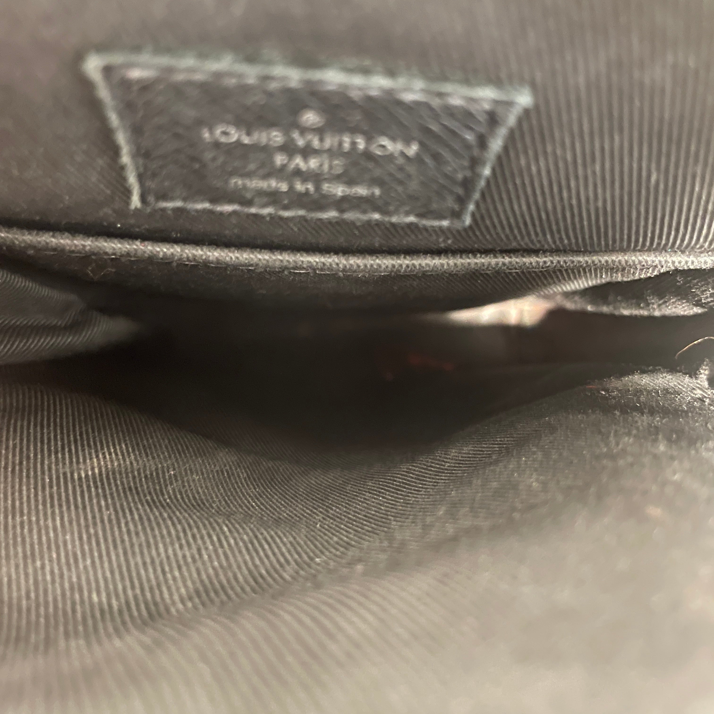 LOUIS VUITTON/Cross Body Bag/Leather/BLK/eclipse taigarama view 4
