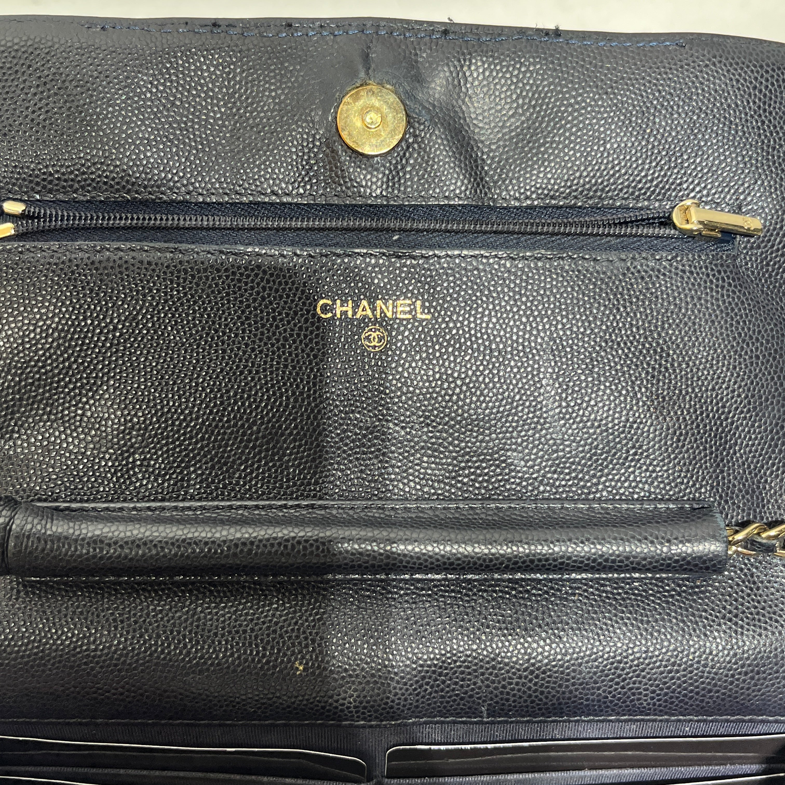 CHANEL/Cross Body Bag/Leather/BLK/CAVIAR QUILTED/ worn inside view 5