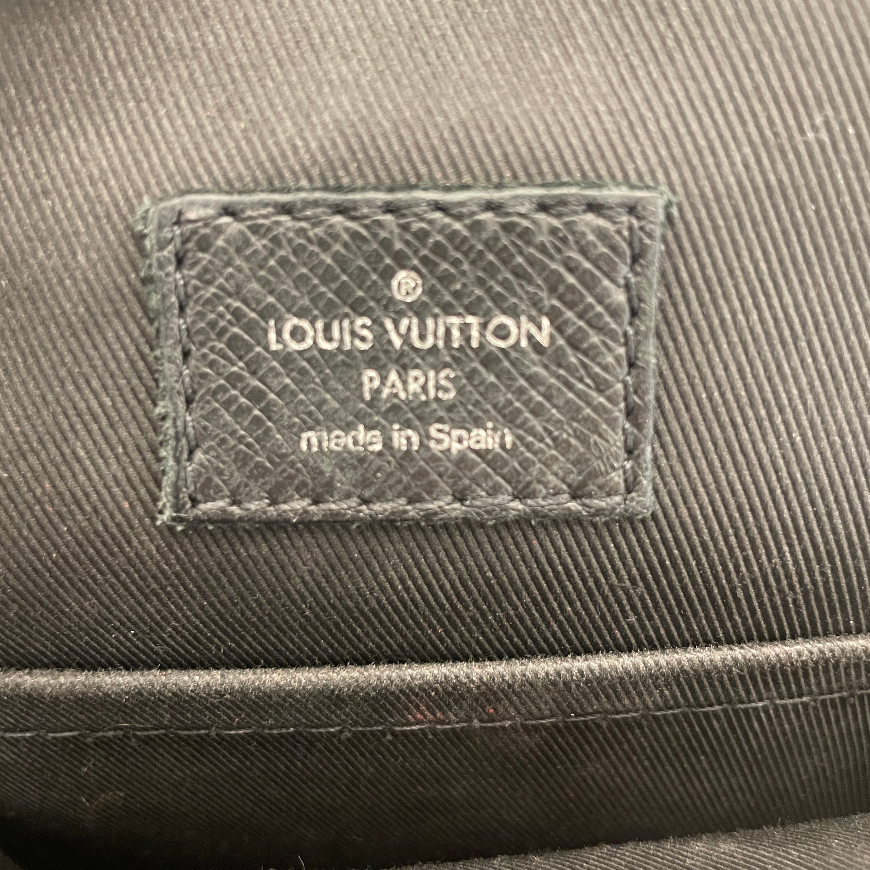 LOUIS VUITTON/Cross Body Bag/Leather/BLK/eclipse taigarama view 5
