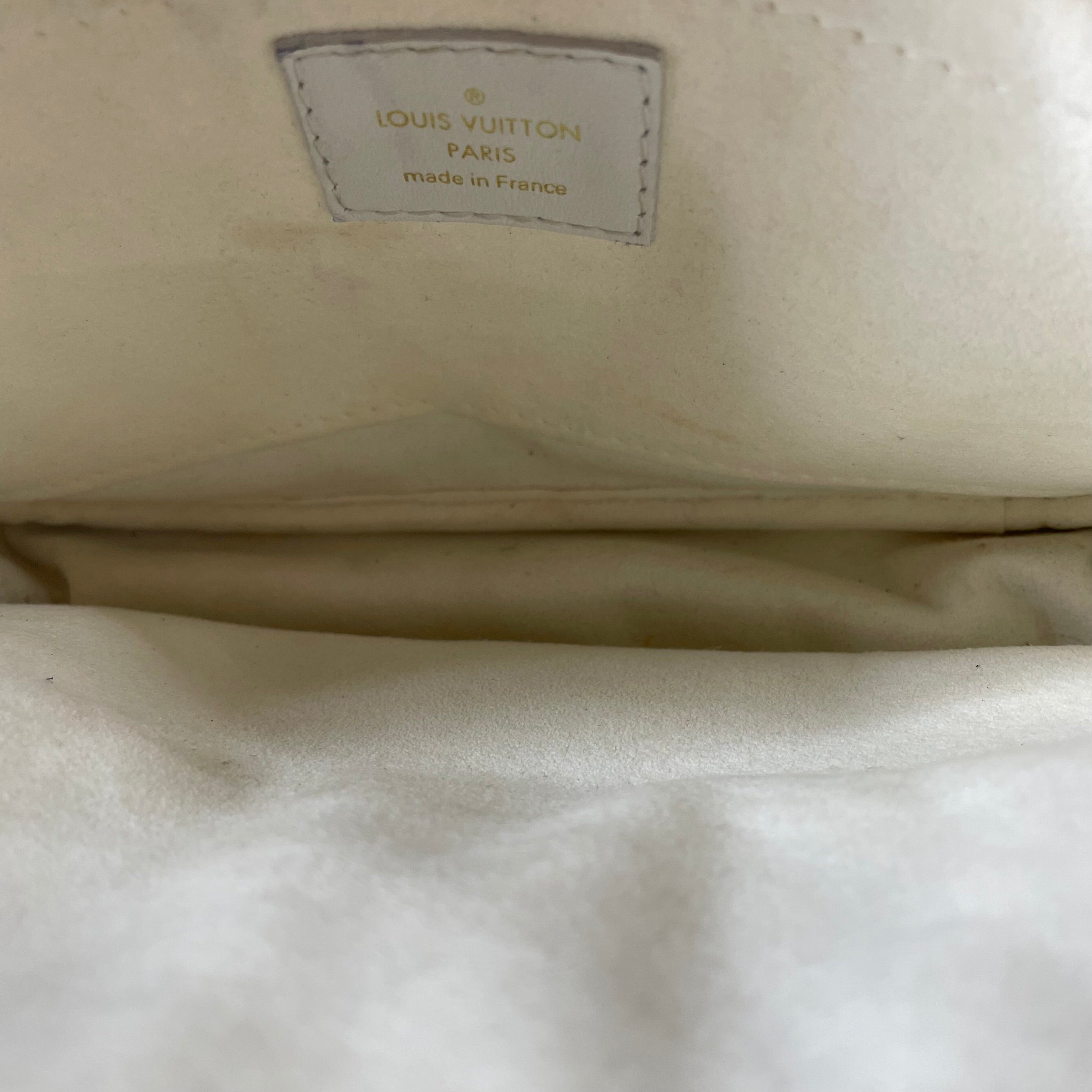 LOUIS VUITTON/Cross Body Bag/Leather/WHT/GLD HRDWR QUILTED WAVE CAMERA view 4