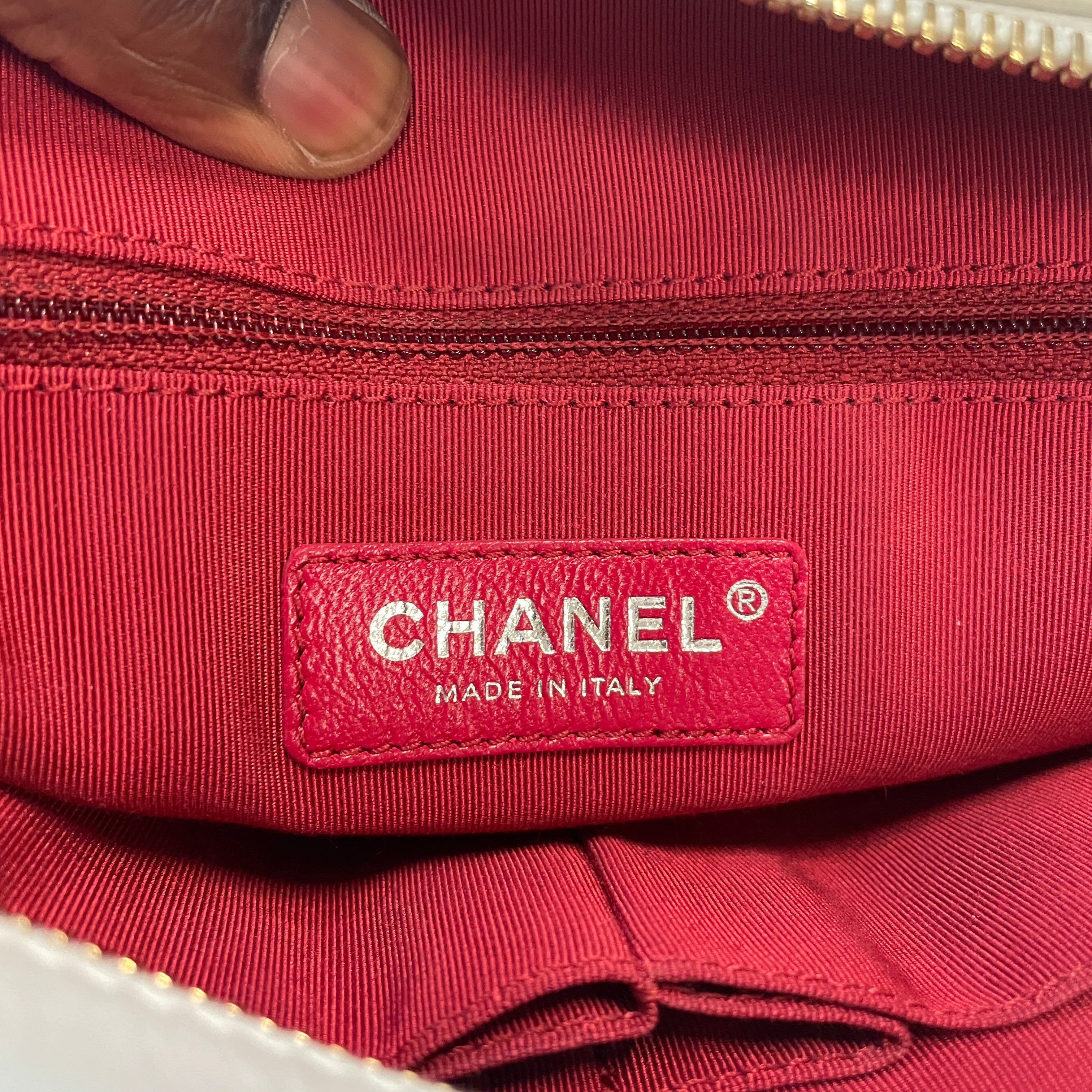 CHANEL/Cross Body Bag/Leather/WHT/GABRIELLE HOBO BAG view 3