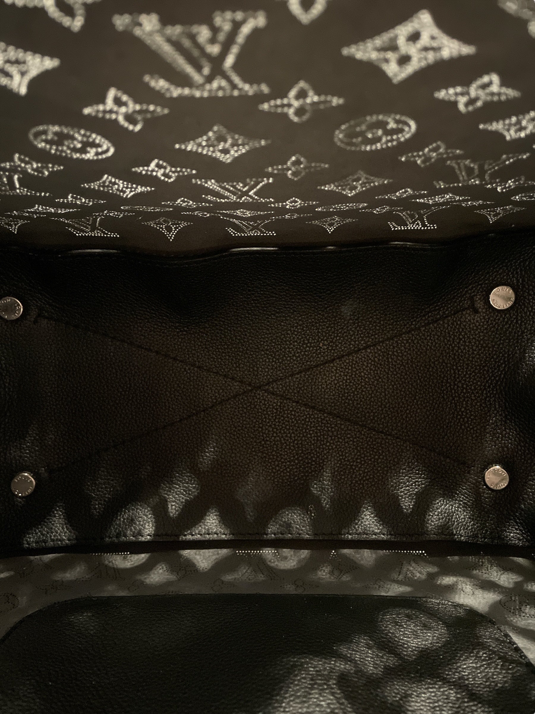 LOUIS VUITTON/Bag/Monogram/Leather/BLK/Mahina Hobo Bag view 4