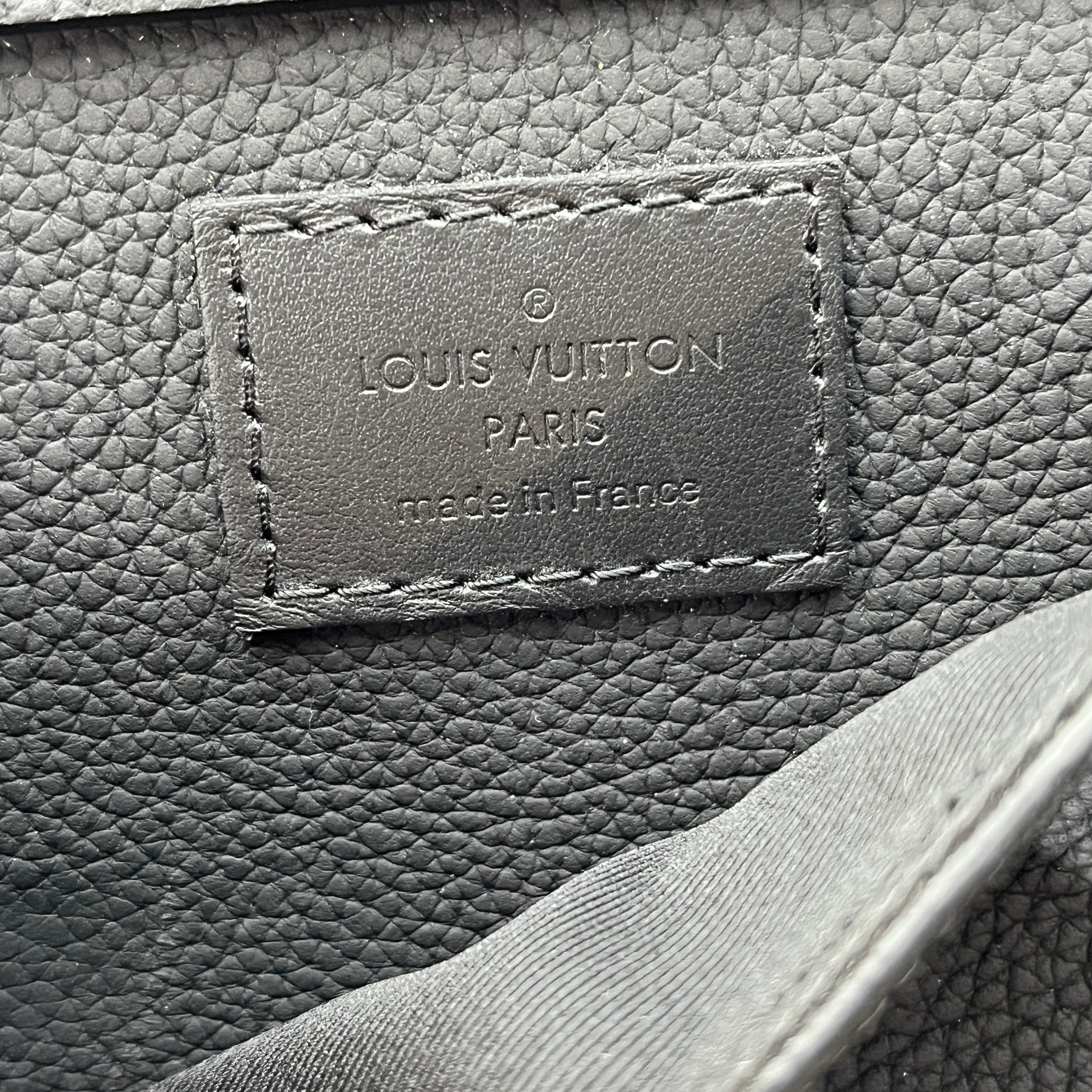 LOUIS VUITTON/Cross Body Bag/Leather/BLK/grained calf aerogram takeoff view 6
