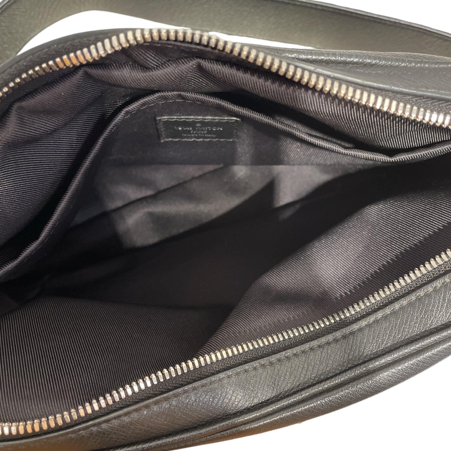 LOUIS VUITTON/Cross Body Bag/Leather/BLK/TAIGA OUTDOOR messenger bag view 4