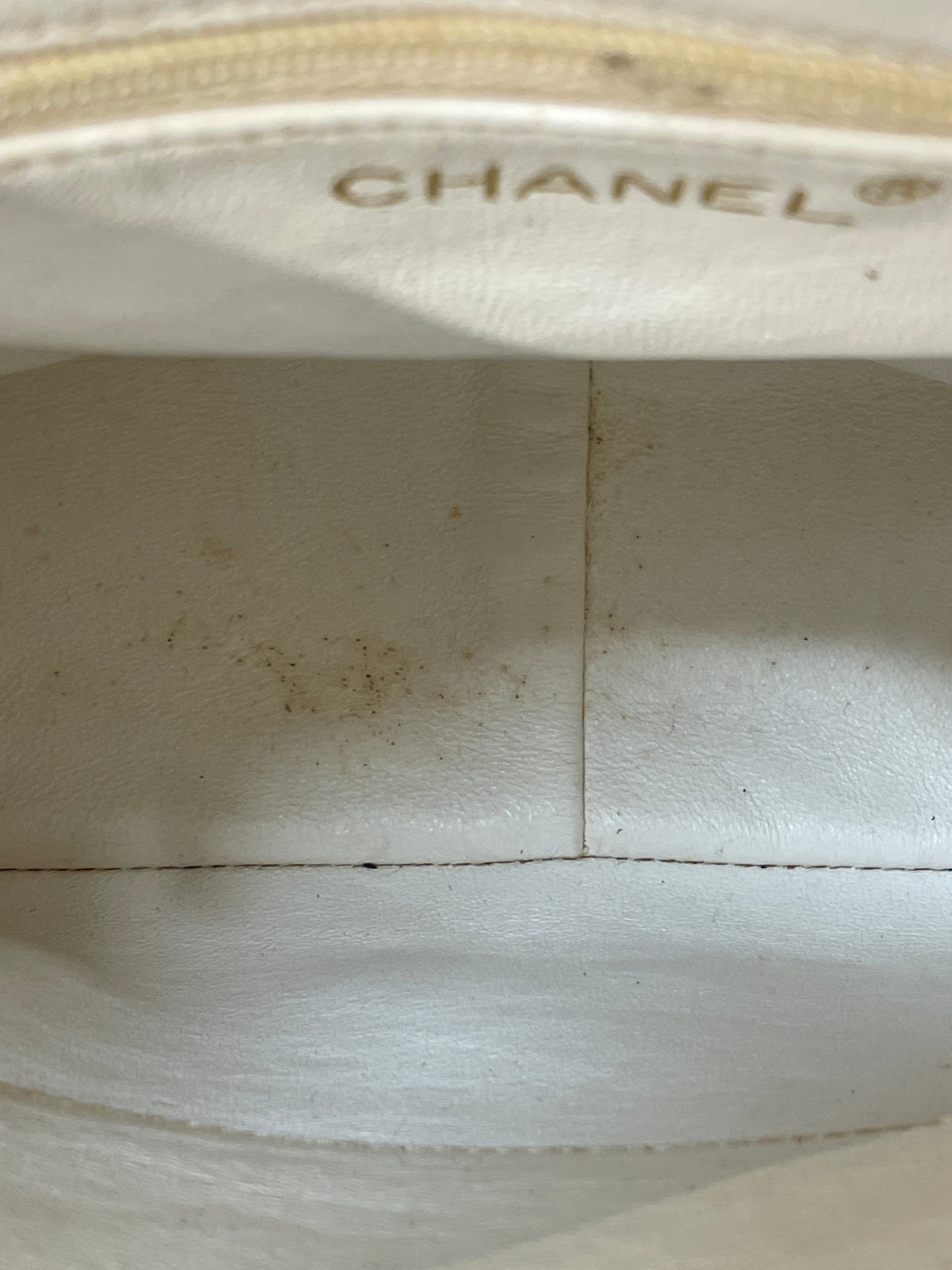 CHANEL/Cross Body Bag/Leather/White/ﾏﾄﾗｯｾ top turn lock view 10
