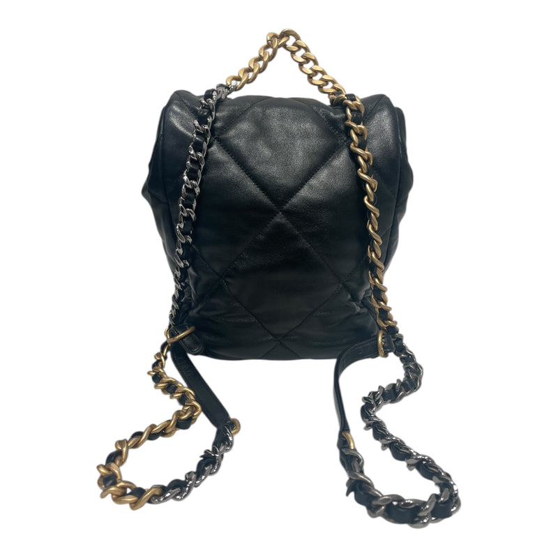 CHANEL/Backpack/Leather/BLK/19 Quilted flap