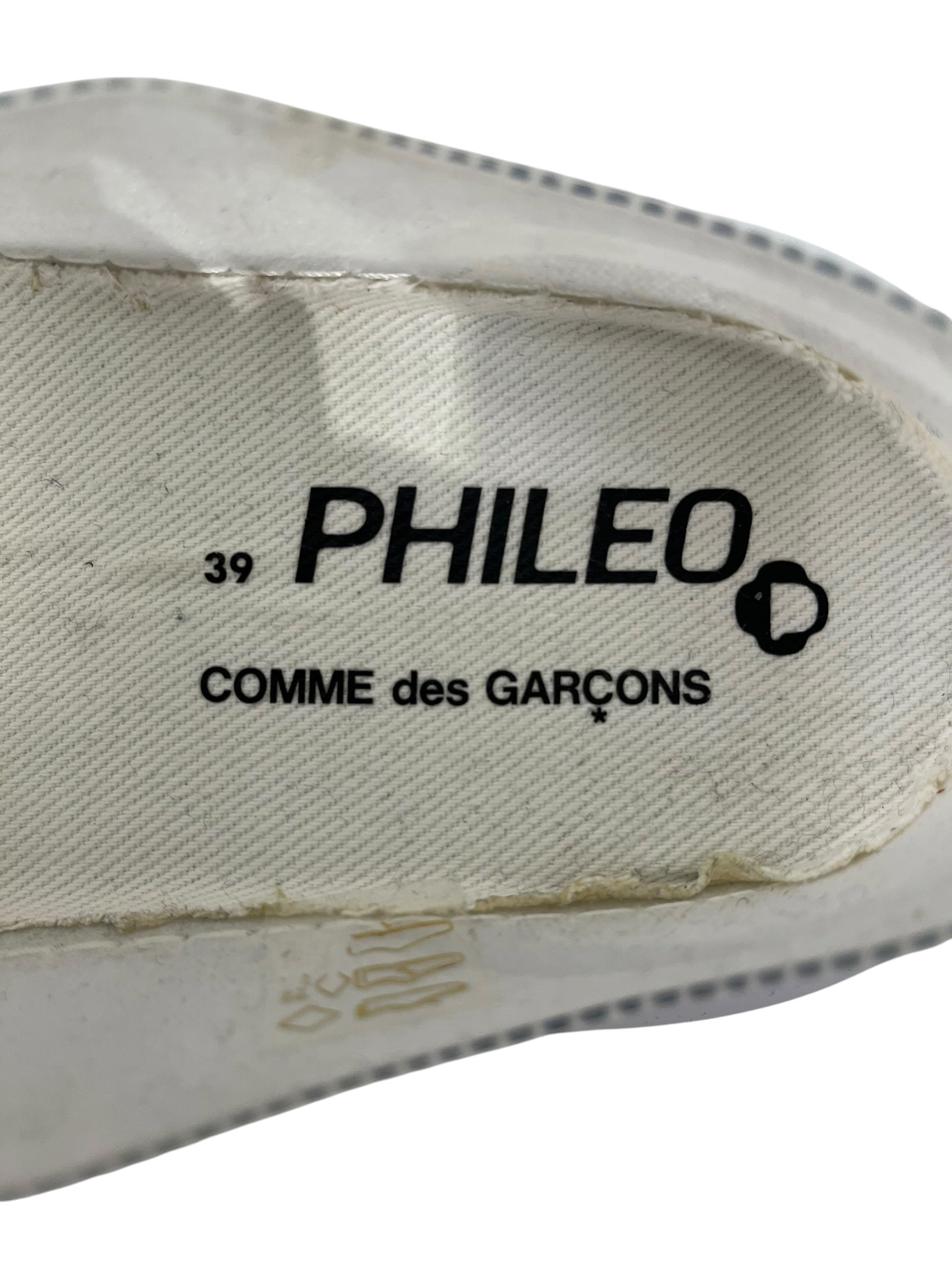 PHILEO/COMME des GARCONS/Low-Sneakers/EU 39/WHT/lacwe up silver hole view 3