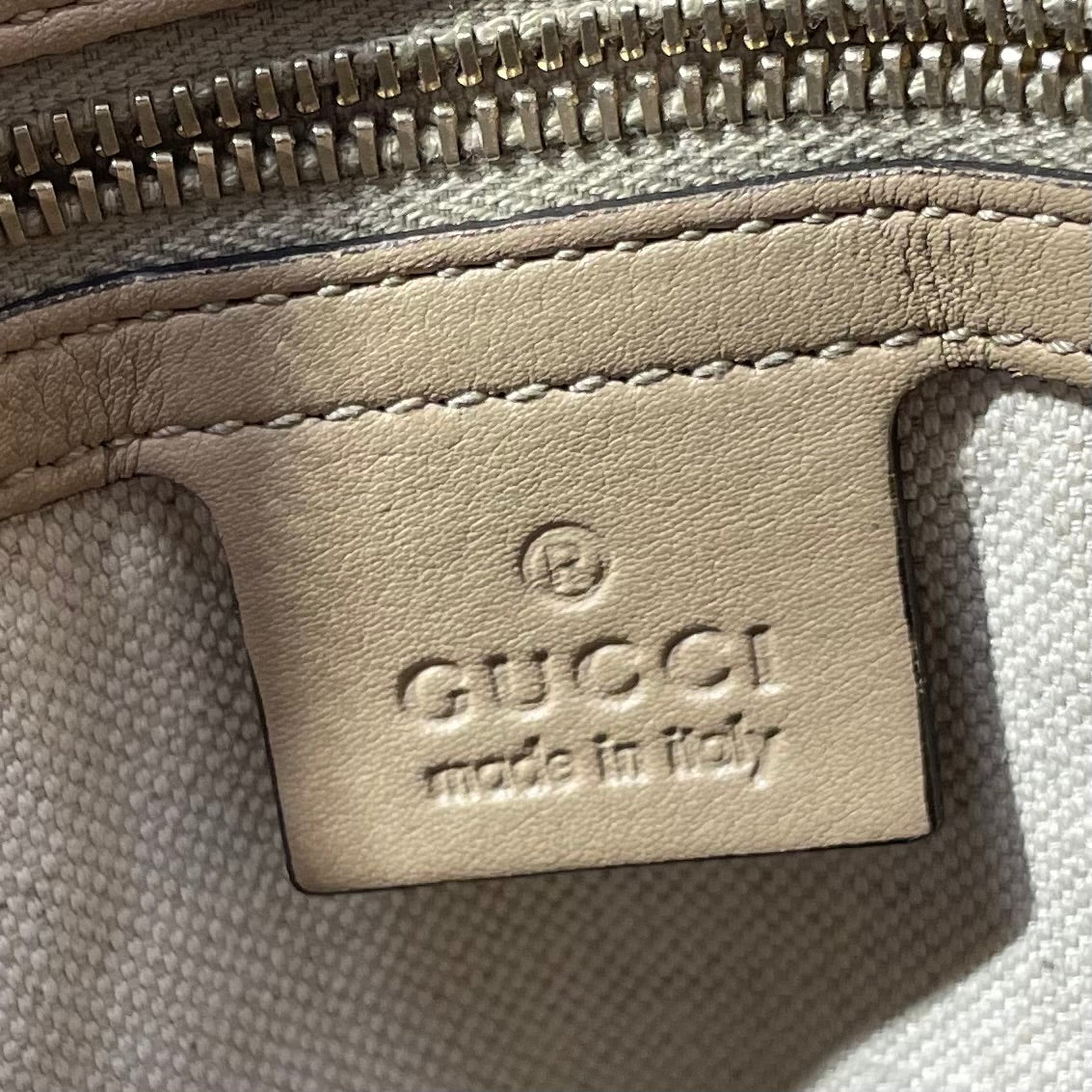 GUCCI/Cross Body Bag/Monogram/Leather/CRM/microguccissima small nice top view 3