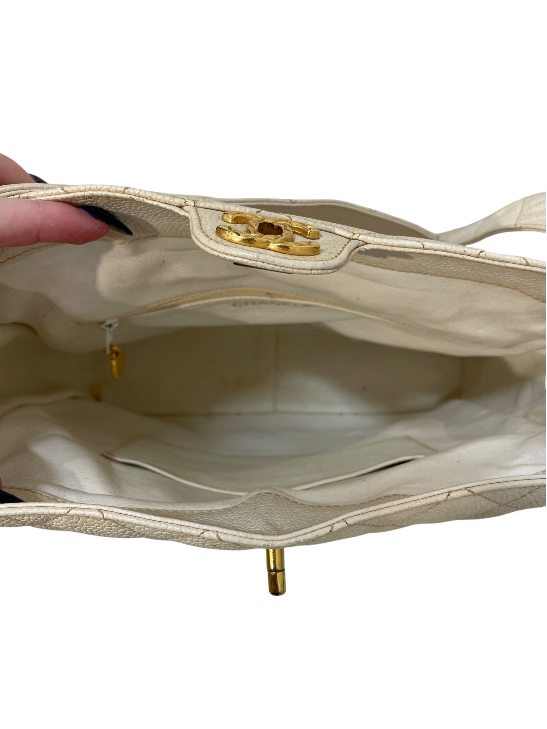 CHANEL/Cross Body Bag/Leather/White/ﾏﾄﾗｯｾ top turn lock view 4