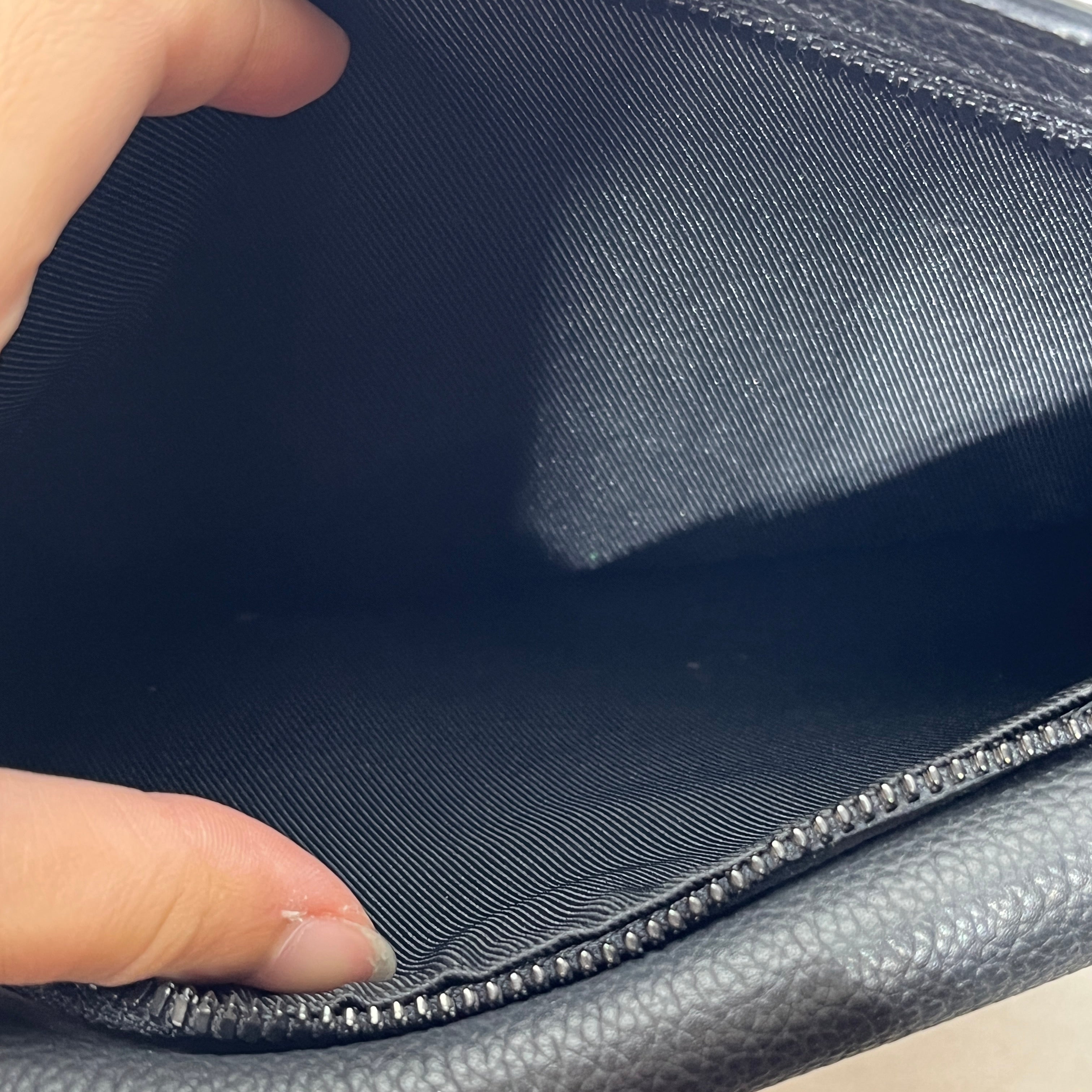 LOUIS VUITTON/Cross Body Bag/Leather/BLK/grained calf aerogram takeoff view 8