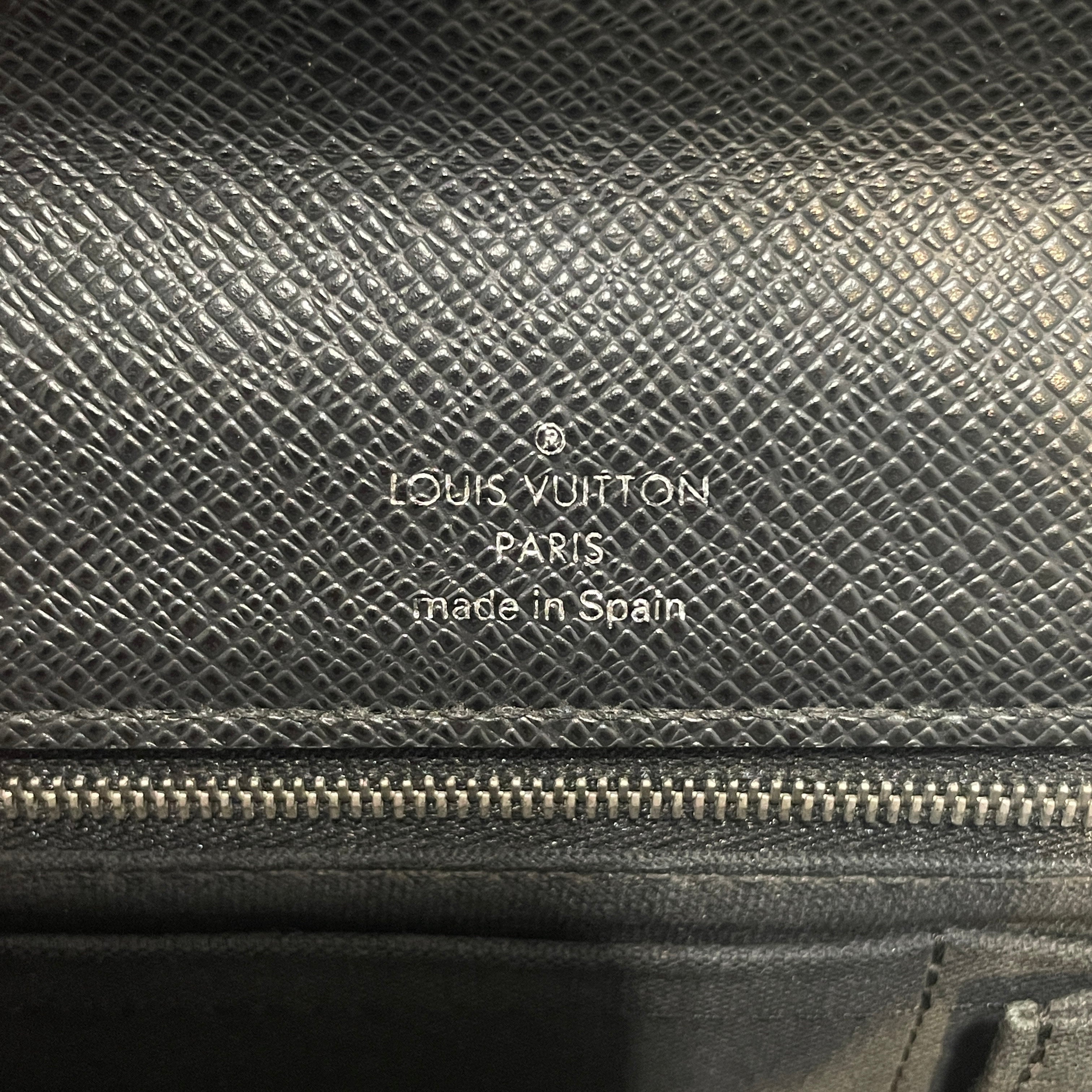LOUIS VUITTON/Hand Bag/Leather/BLK/Taiga Belaia Clutch view 6