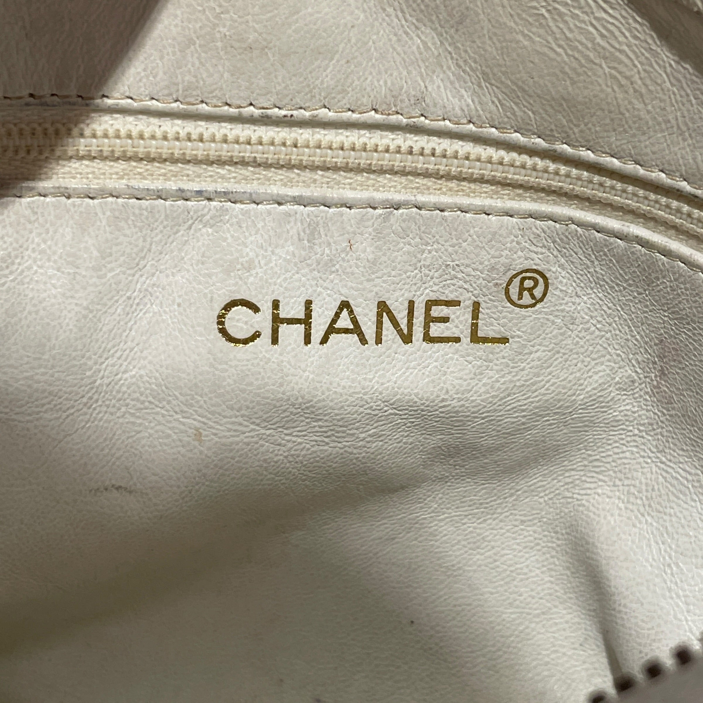 CHANEL/Bag/Leather/WHT/quilted camera view 4