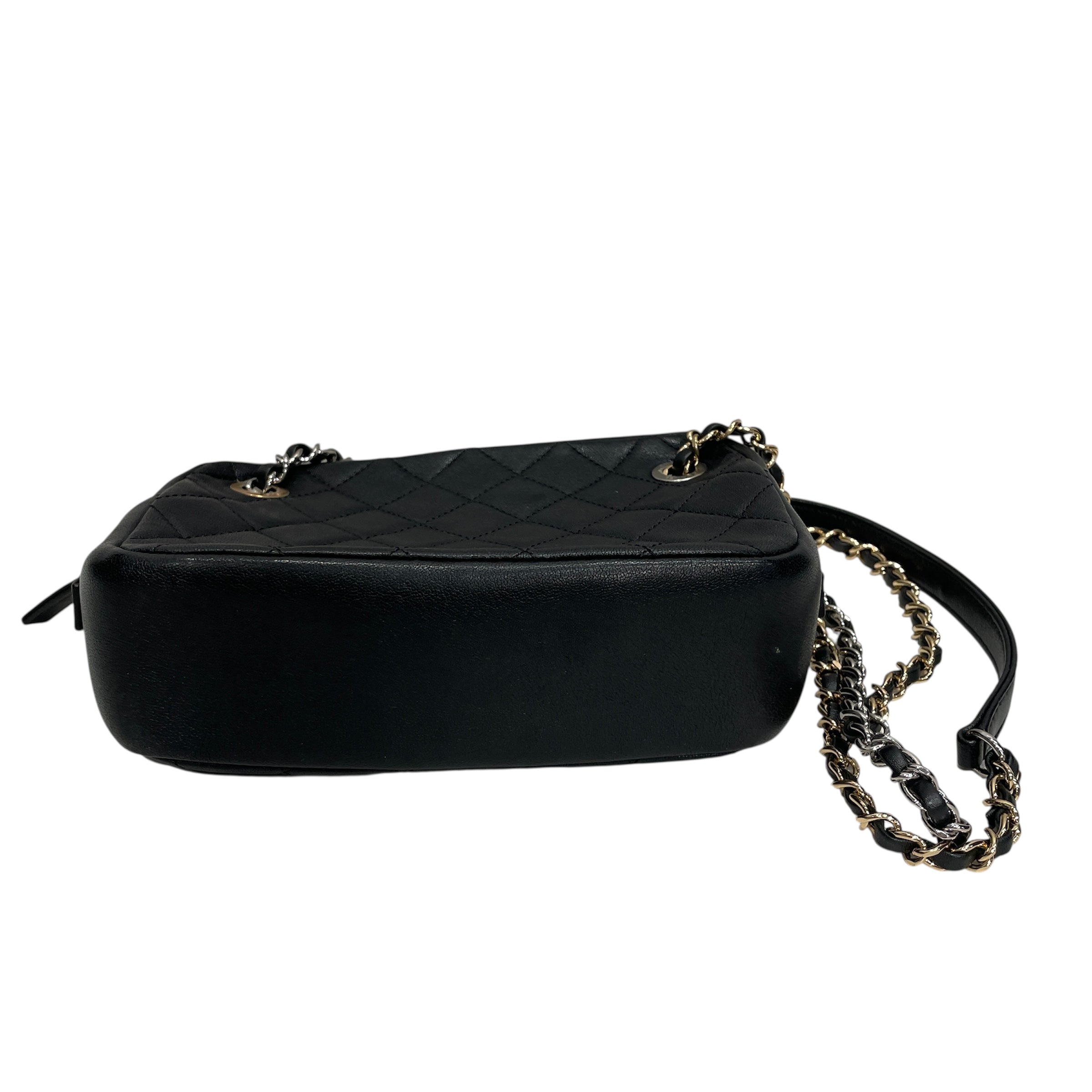 CHANEL/Cross Body Bag/Leather/BLK/28417541 QUILTED CAMERA BAG view 3