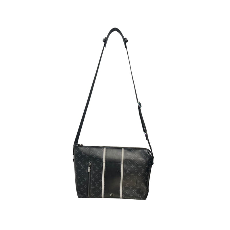 LOUIS VUITTON/FRAGMENT/Bag/FREE/Monogram/Leather/BLK/IRIDESCENT HRDWRE MESSENGER