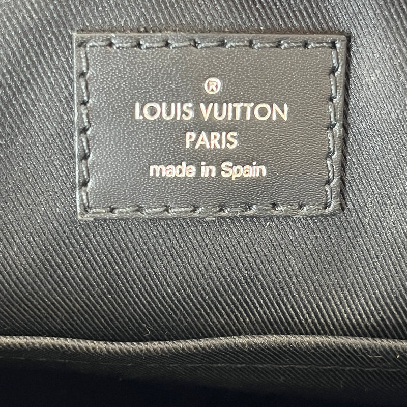 LOUIS VUITTON/Cross Body Bag/Monogram/Leather/BLK/District Messenger Bag