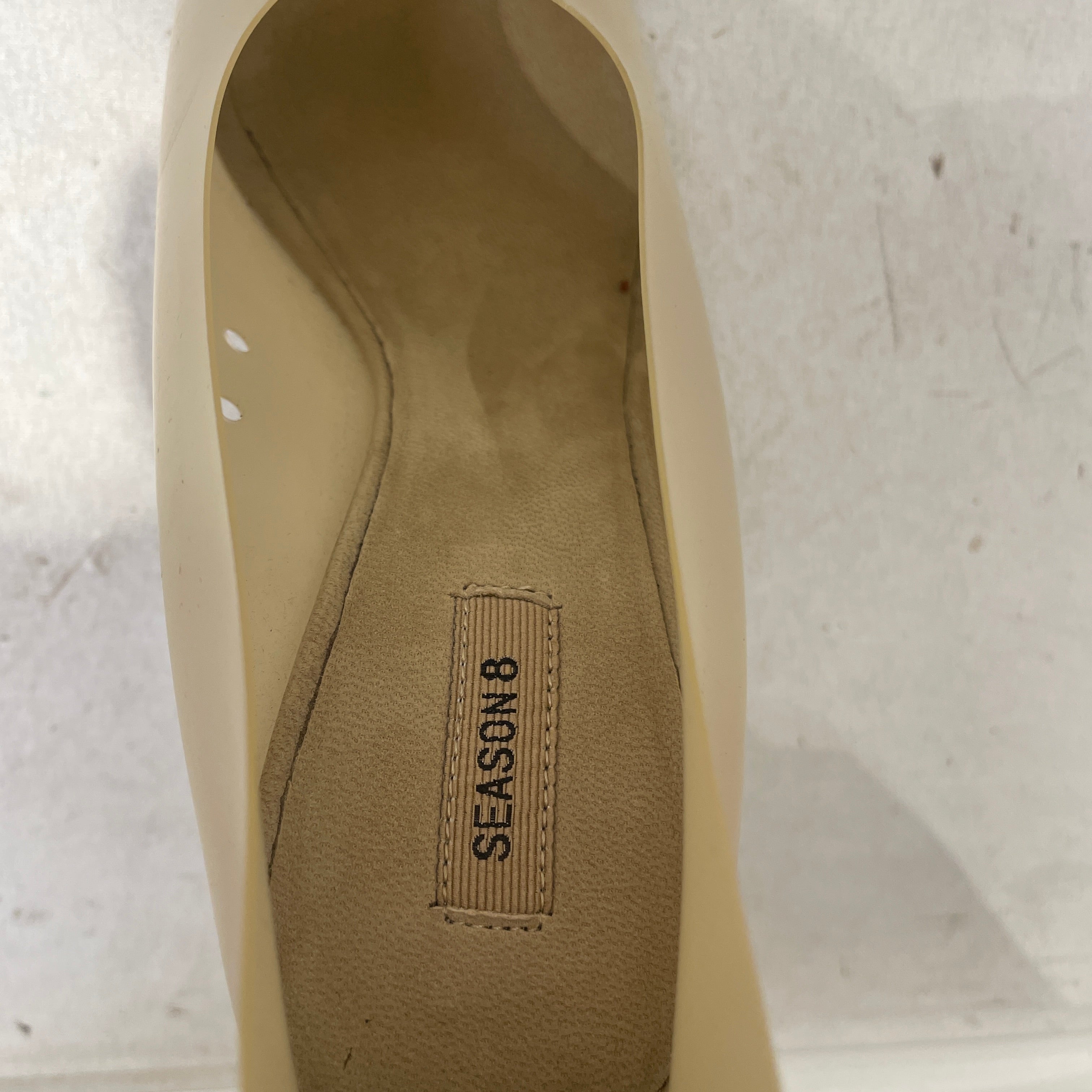 YEEZY/Heels/EU 35/BEG/V-Tip/PVC Pump Season 8 view 3