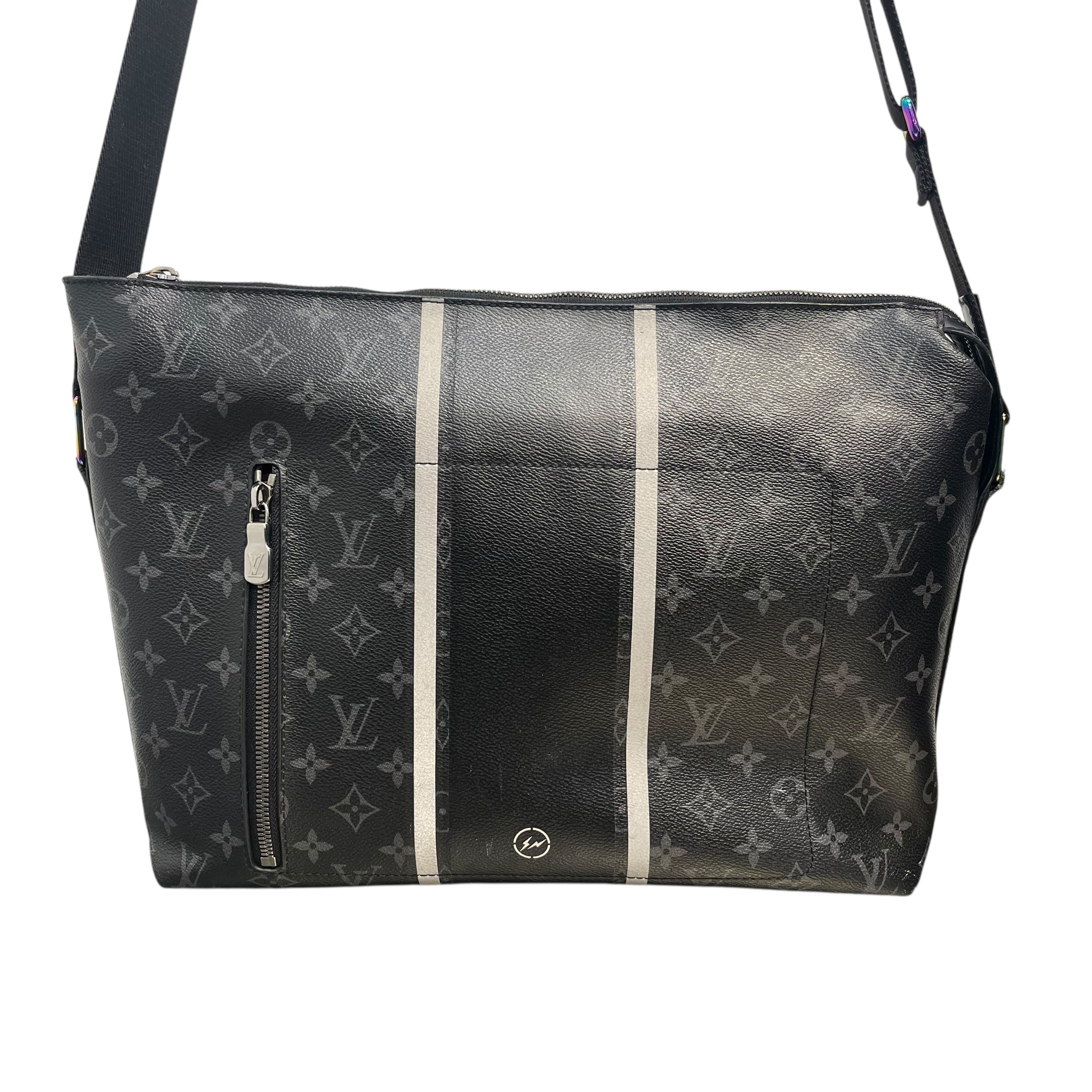 LOUIS VUITTON/FRAGMENT/Bag/FREE/Monogram/Leather/BLK/IRIDESCENT HRDWRE MESSENGER view 3