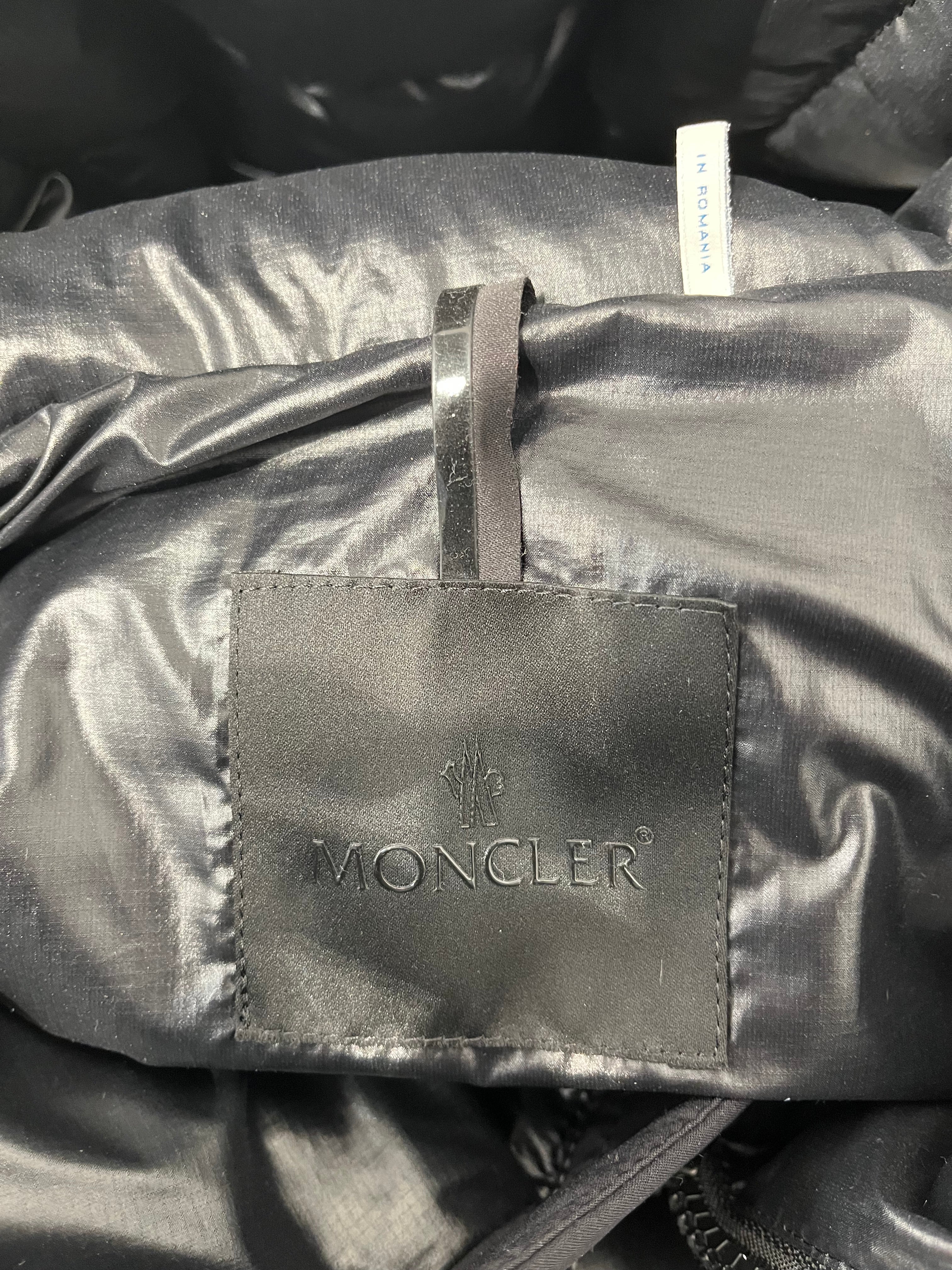 MONCLER/Puffer Jkt/3/Nylon/BLK/HOODED PUFFER VEST view 3