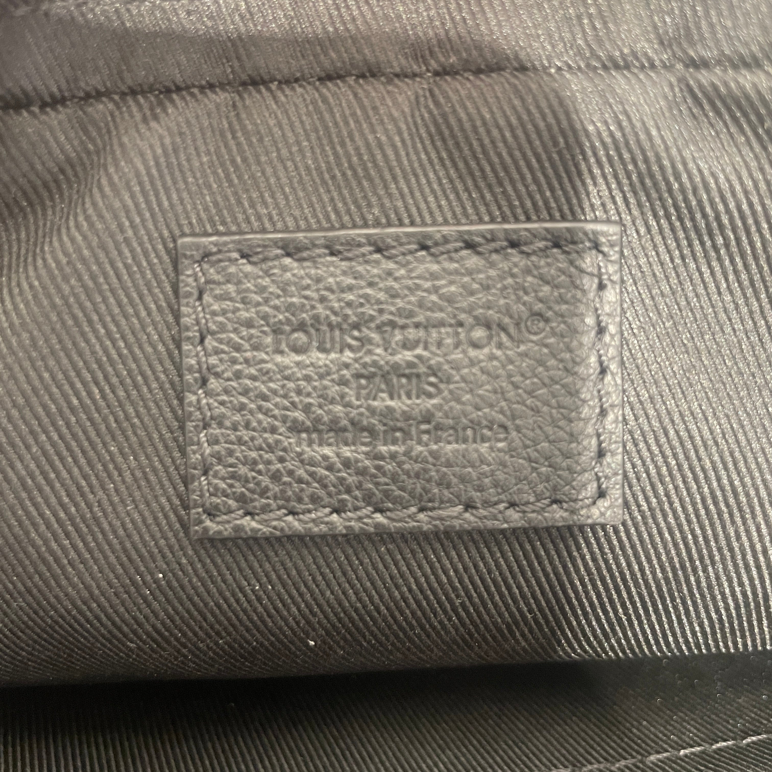 LOUIS VUITTON/Cross Body Bag/Leather/BLK/MESSENGER BAG view 4