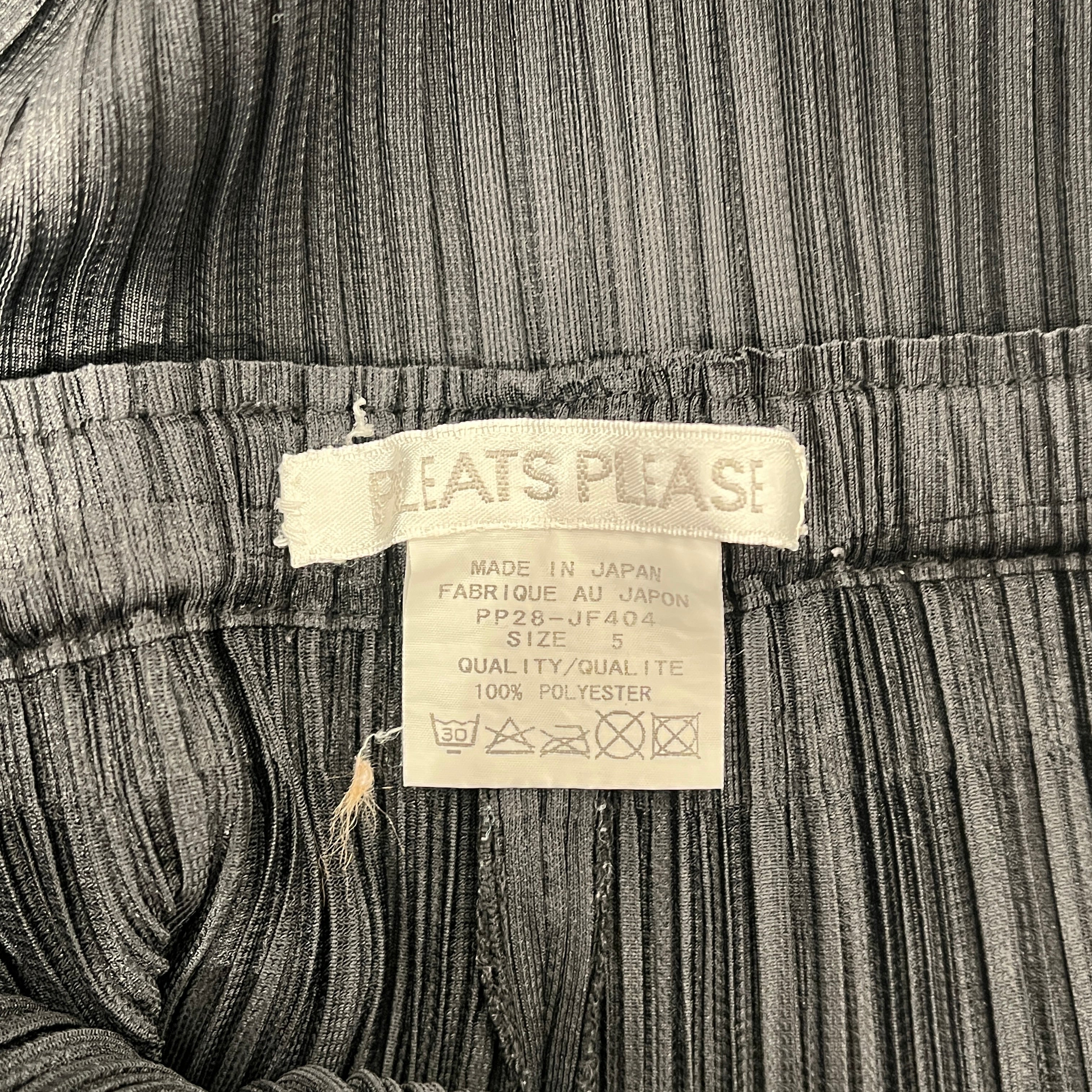 PLEATS PLEASE ISSEY MIYAKE/Bottoms/5/Polyester/BLK/Chino/Pleated Cropped Skinny Pants view 3