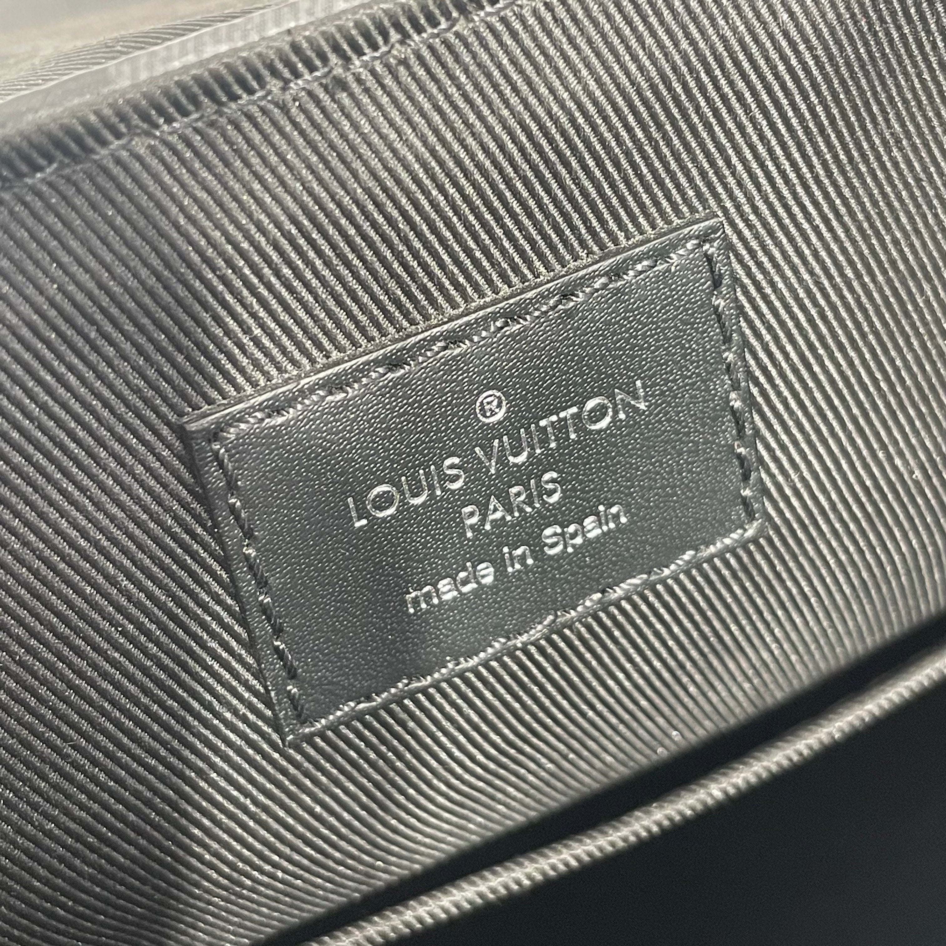 LOUIS VUITTON/Cross Body Bag/Monogram/Leather/BLK/District PM view 5
