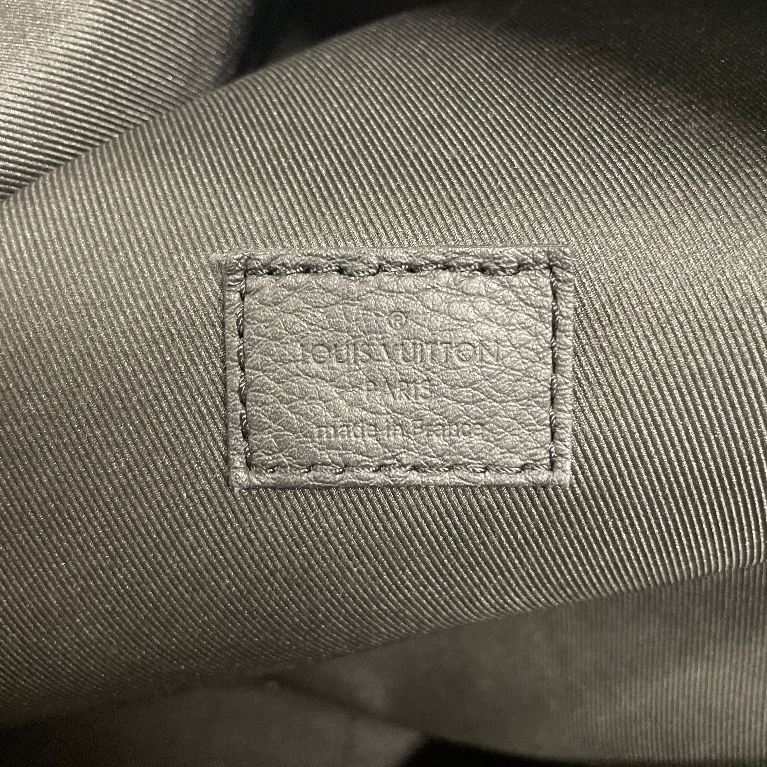 LOUIS VUITTON/Backpack/Leather/BLK/lv logo zip discovery backpack view 3