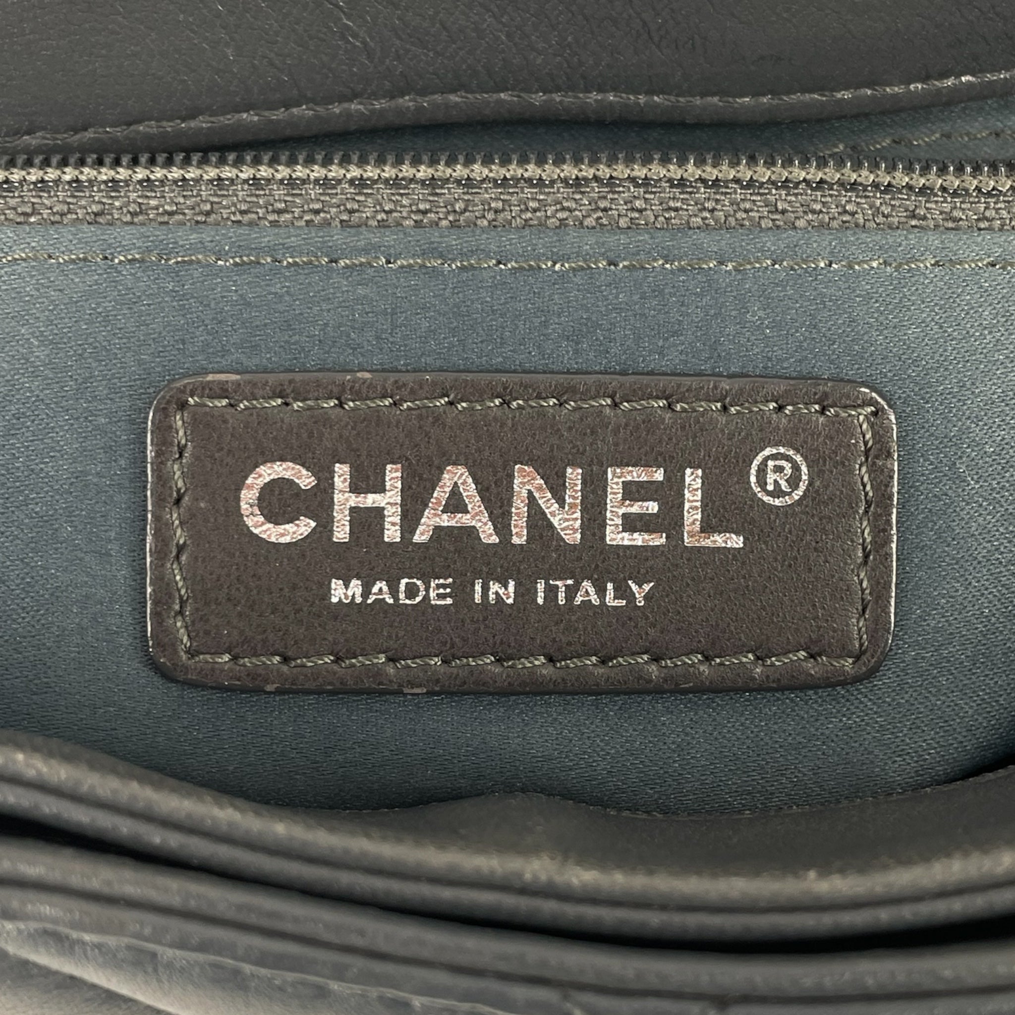 CHANEL/Cross Body Bag/Leather/GRY/19896880 GRY LOOP FLAP BAG view 3