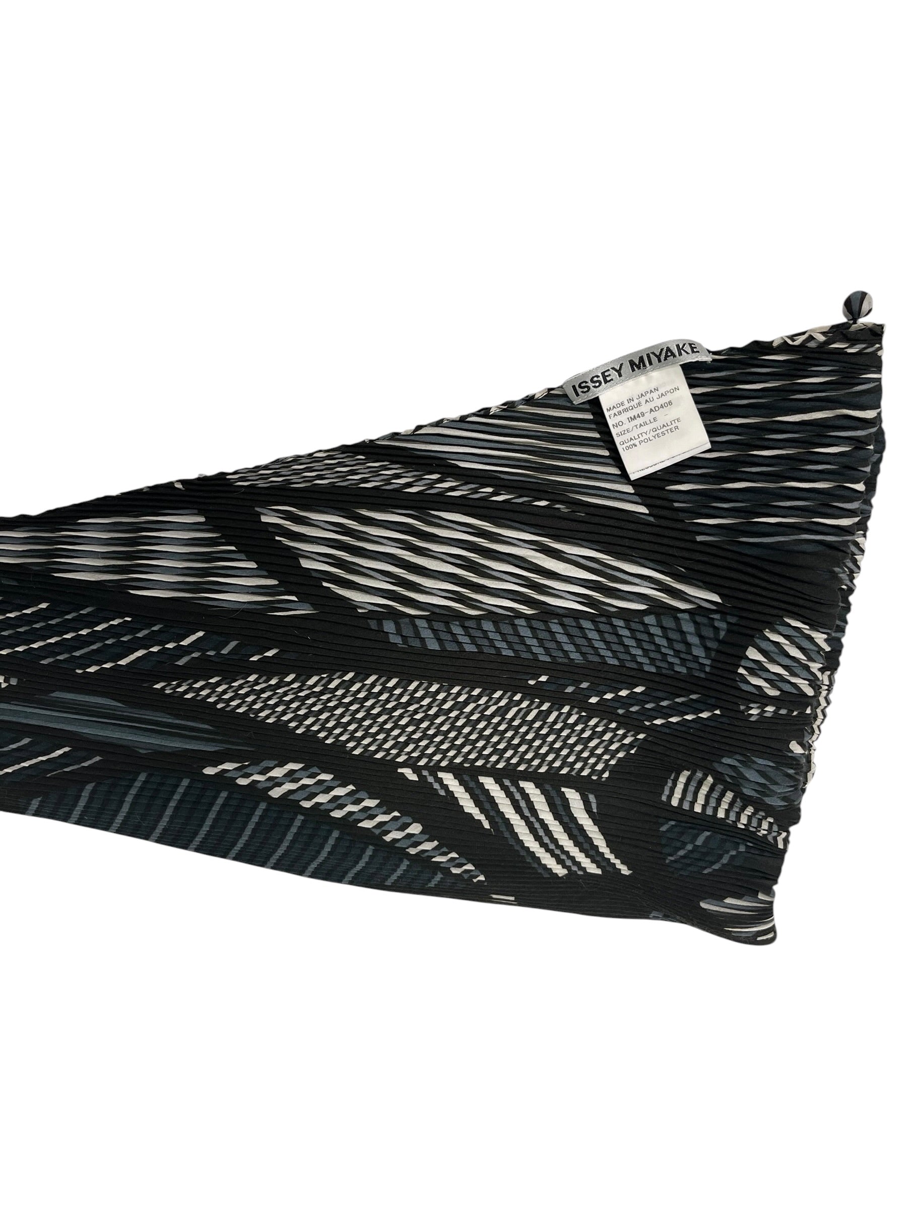 ISSEY MIYAKE/Scarf/All Over Print/Polyester/BLK/L's/PLEATED GEOMETRIC PATTERN view 2