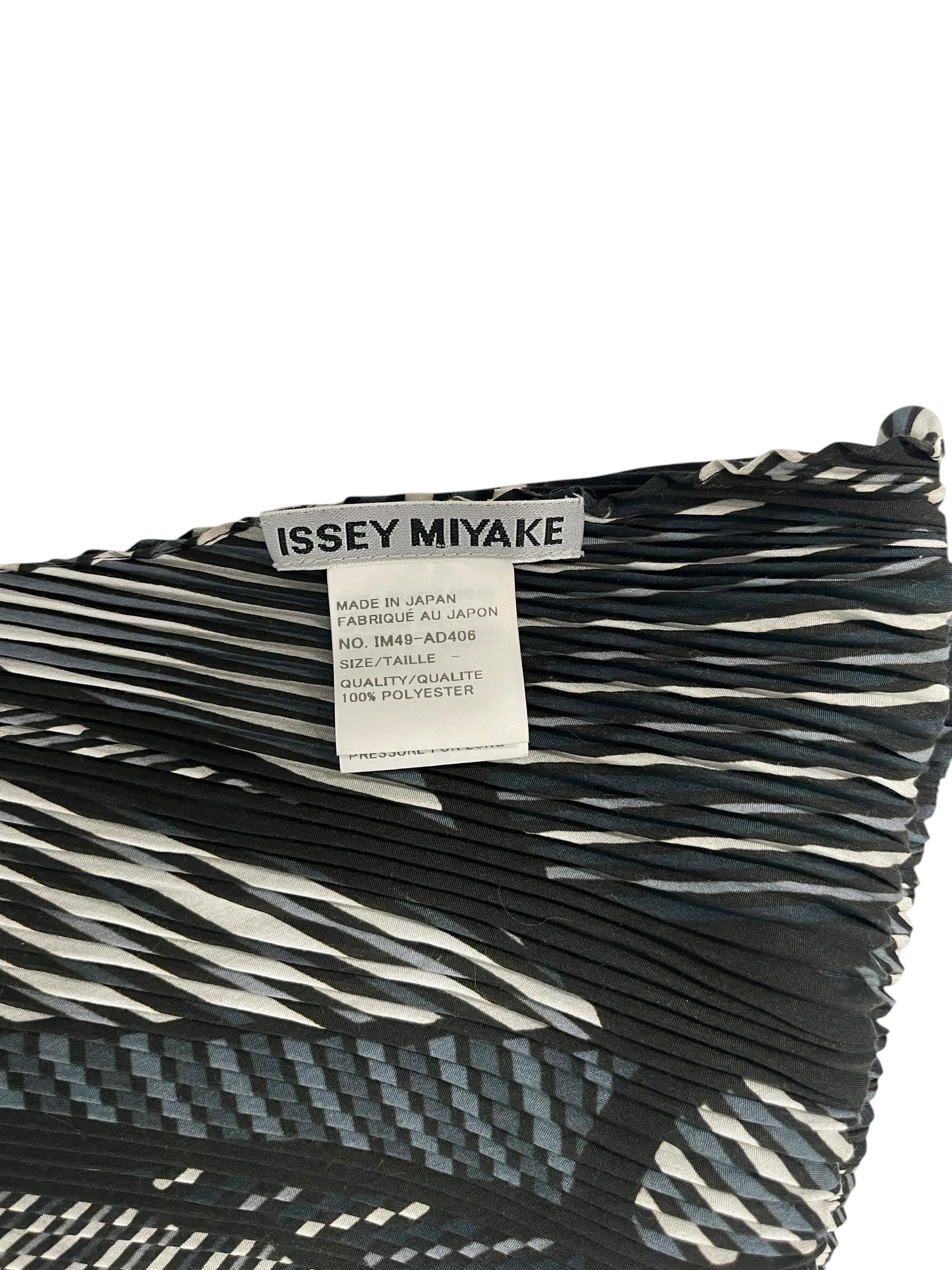 ISSEY MIYAKE/Scarf/All Over Print/Polyester/BLK/L's/PLEATED GEOMETRIC PATTERN view 3