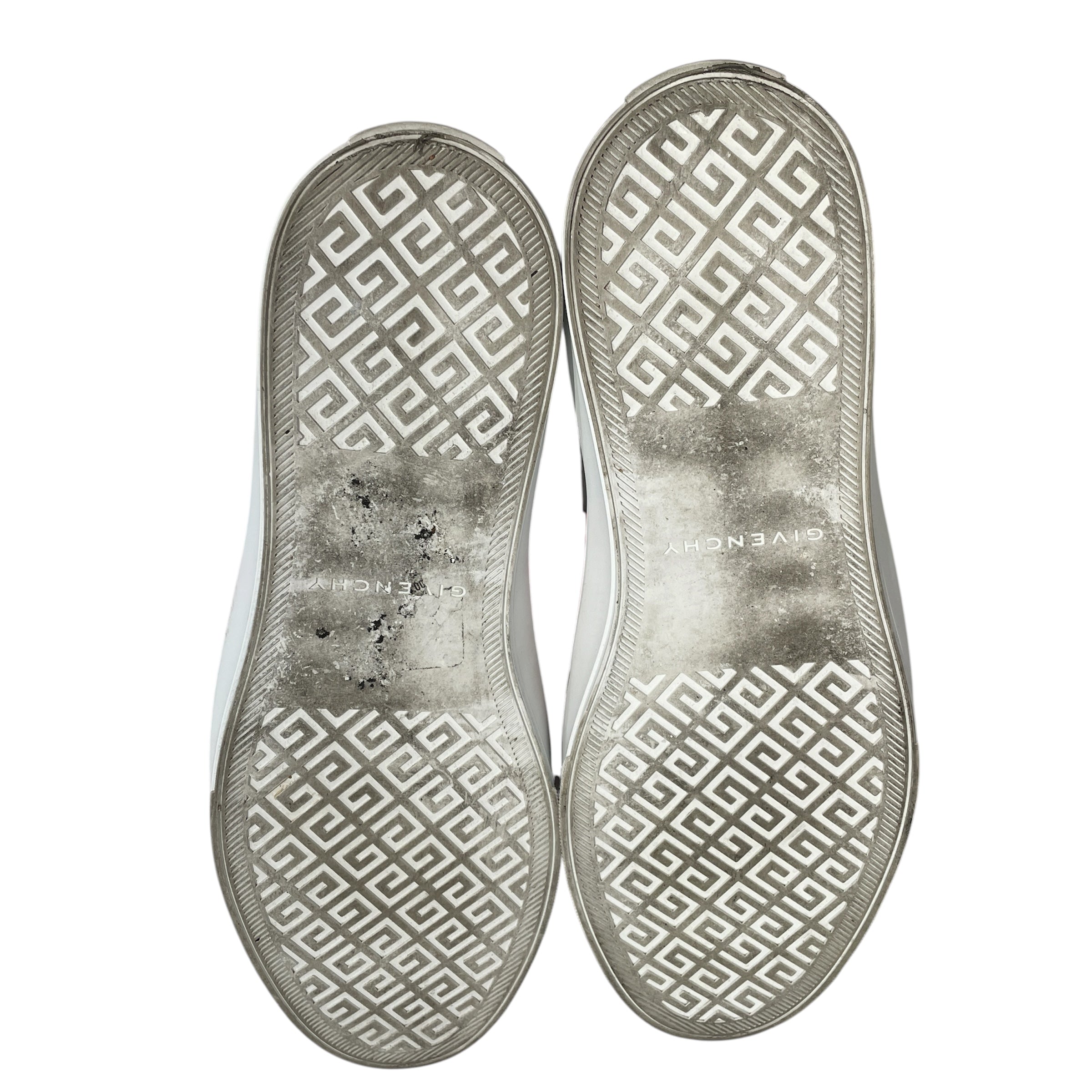 GIVENCHY/Low-Sneakers/EU 45/WHT/urban street view 4