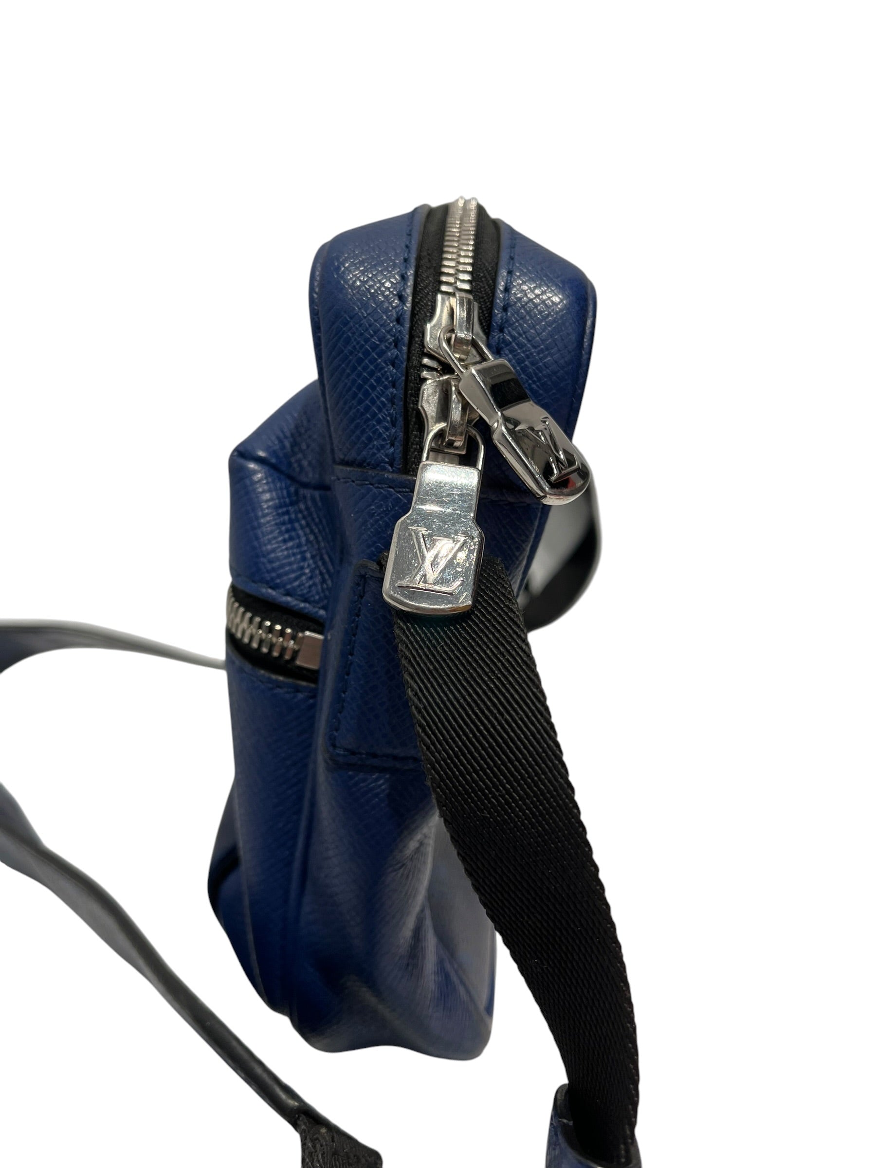 LOUIS VUITTON/Cross Body Bag/Monogram/Leather/BLU/outdoor messenger view 4