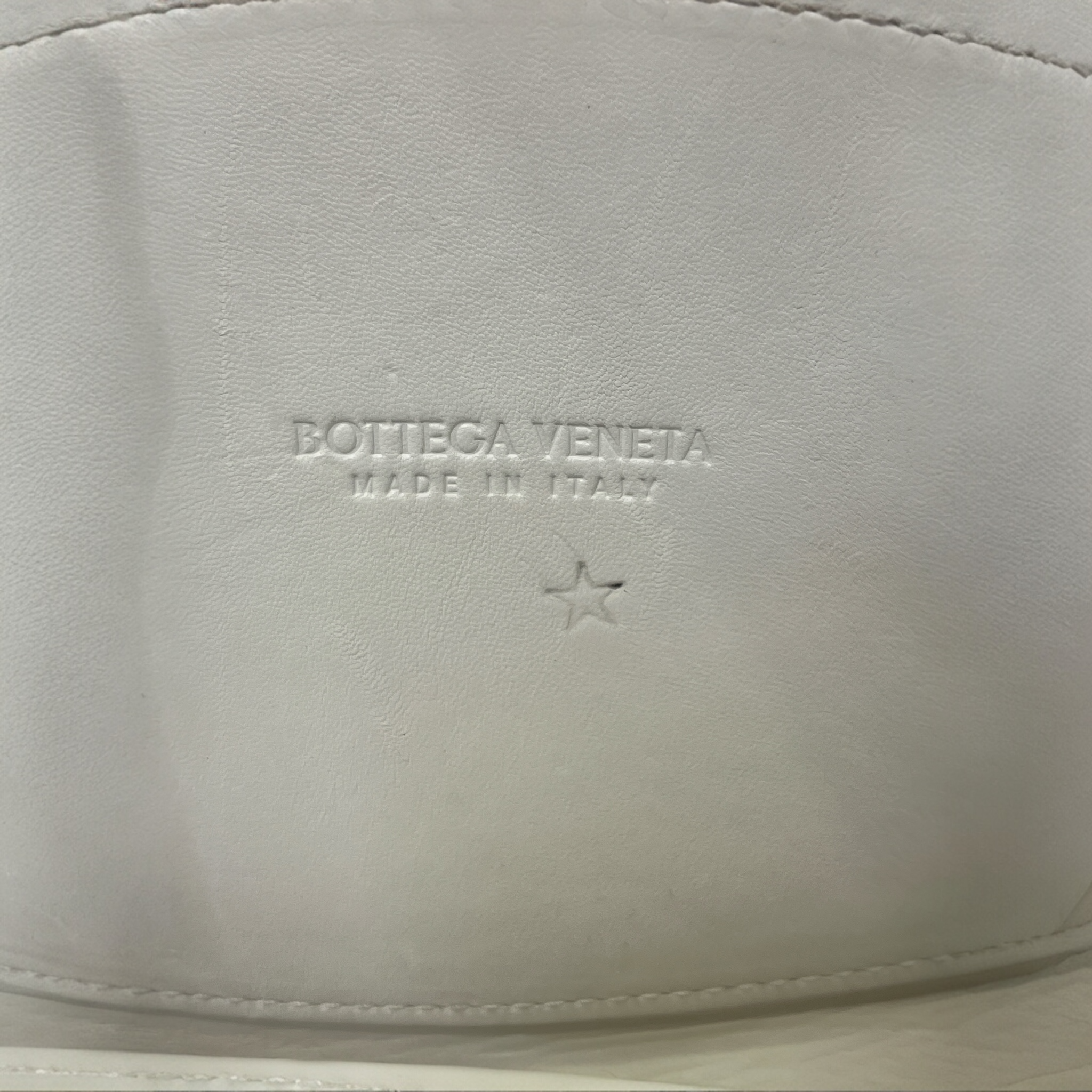 BOTTEGA VENETA/Hand Bag/Leather/CRM/CRADLE FOLDOVER GREEN DETAIL view 5